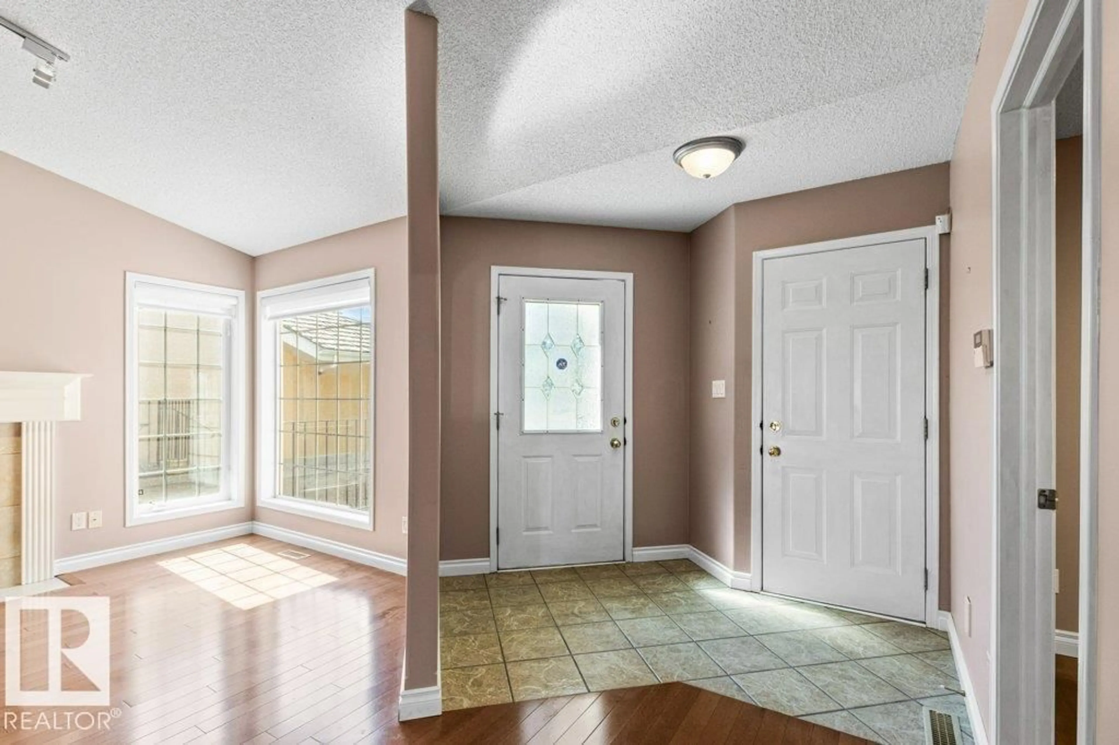 Indoor entryway for #6 - 920 119 ST, Edmonton Alberta T6J7H1