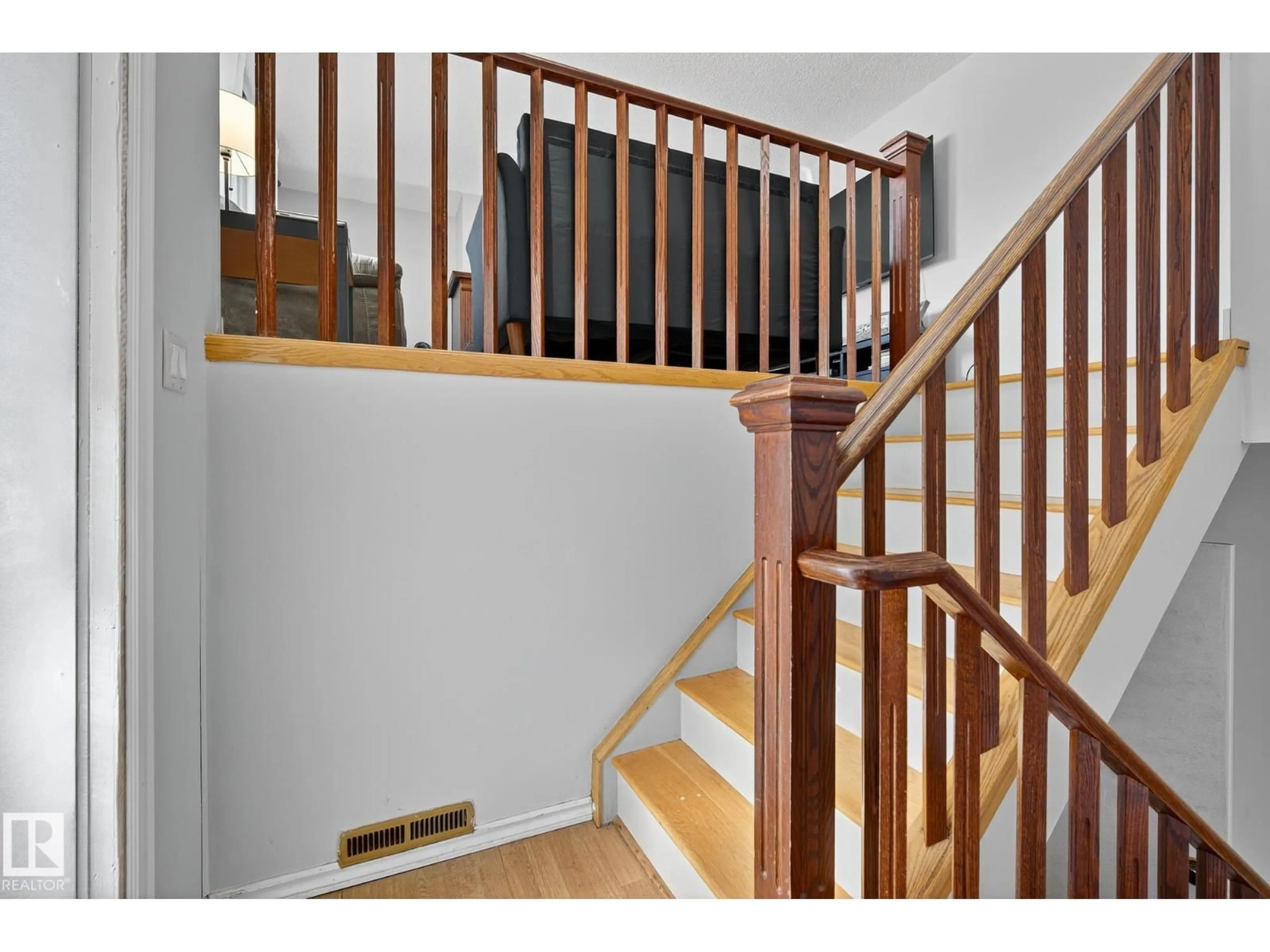 Stairs for 2 FARMSTEAD AV, St. Albert Alberta T8N1V8