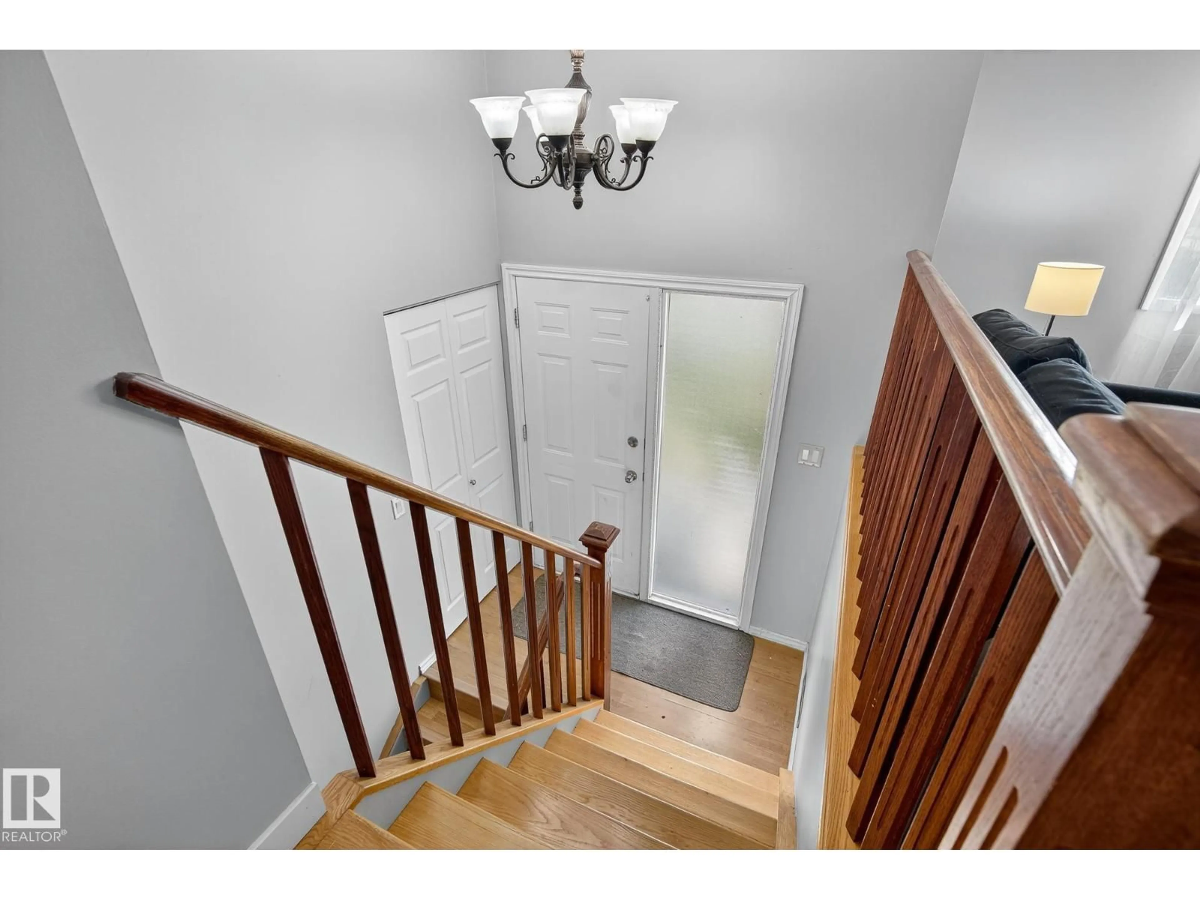 Indoor entryway for 2 FARMSTEAD AV, St. Albert Alberta T8N1V8