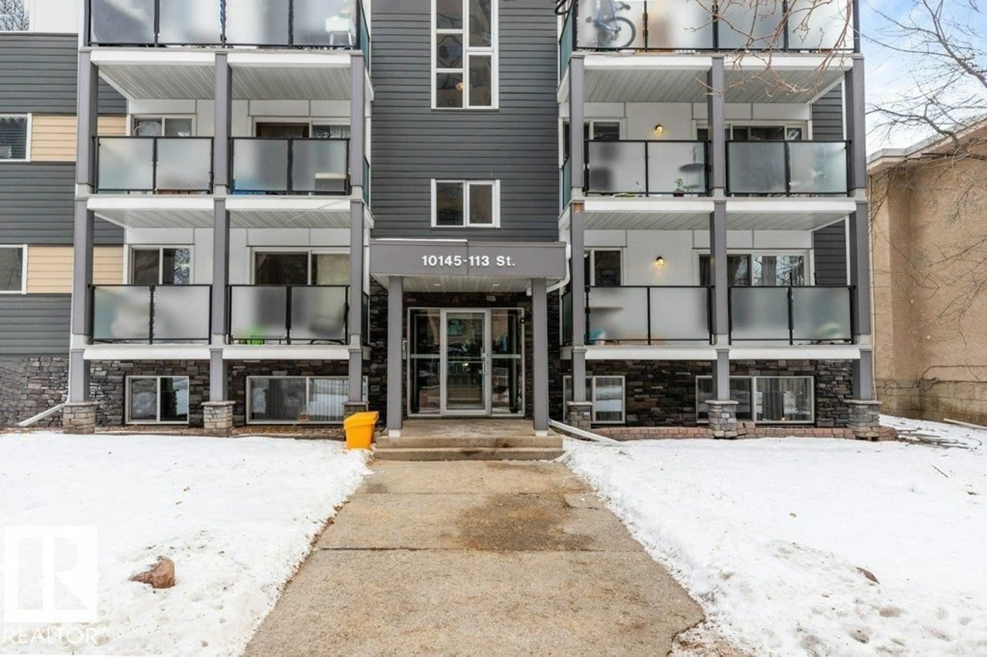 Indoor foyer for #408 - 10145 113 ST, Edmonton Alberta T5K1P1