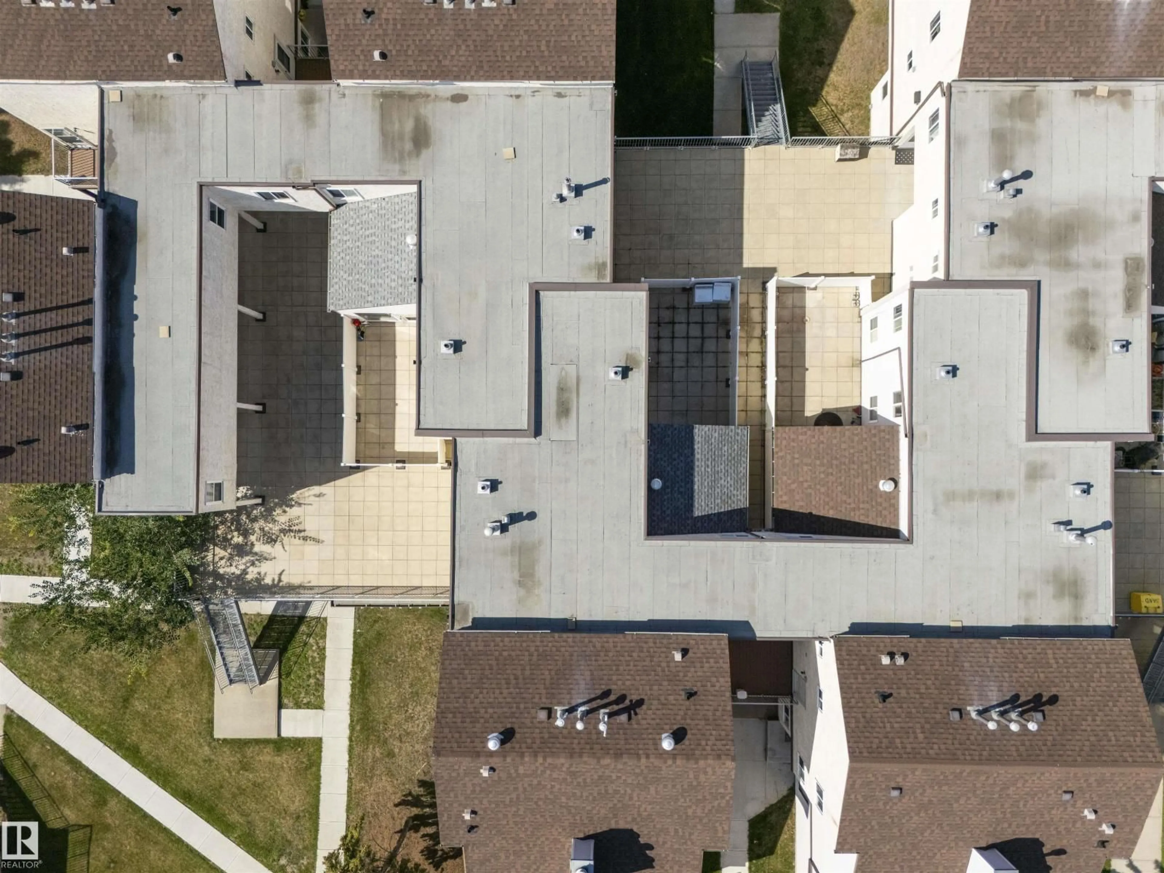 A pic from outside/outdoor area/front of a property/back of a property/a pic from drone, street for 255 LANCASTER TC, Edmonton Alberta T5X5T6