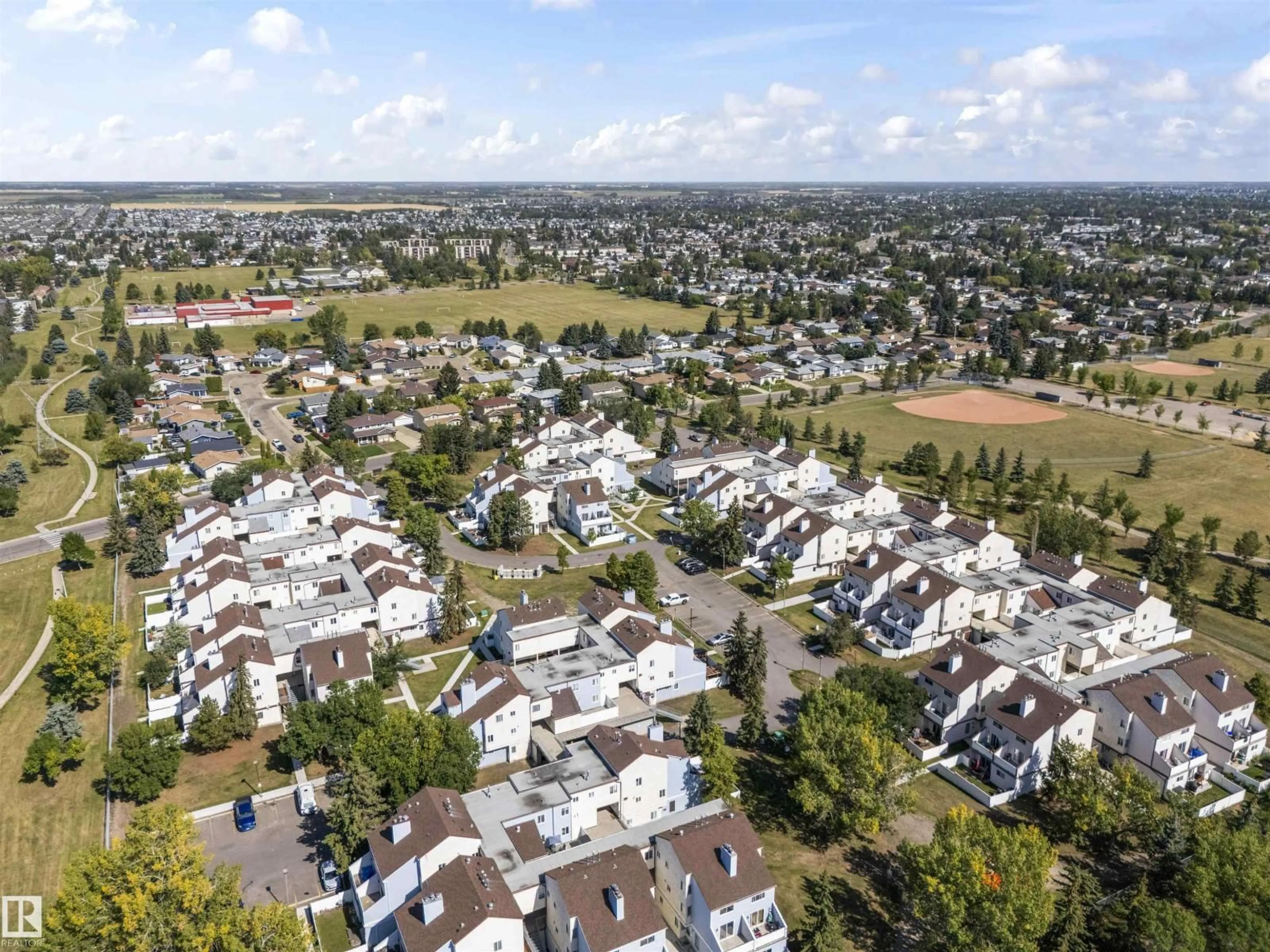 A pic from outside/outdoor area/front of a property/back of a property/a pic from drone, unknown for 255 LANCASTER TC, Edmonton Alberta T5X5T6