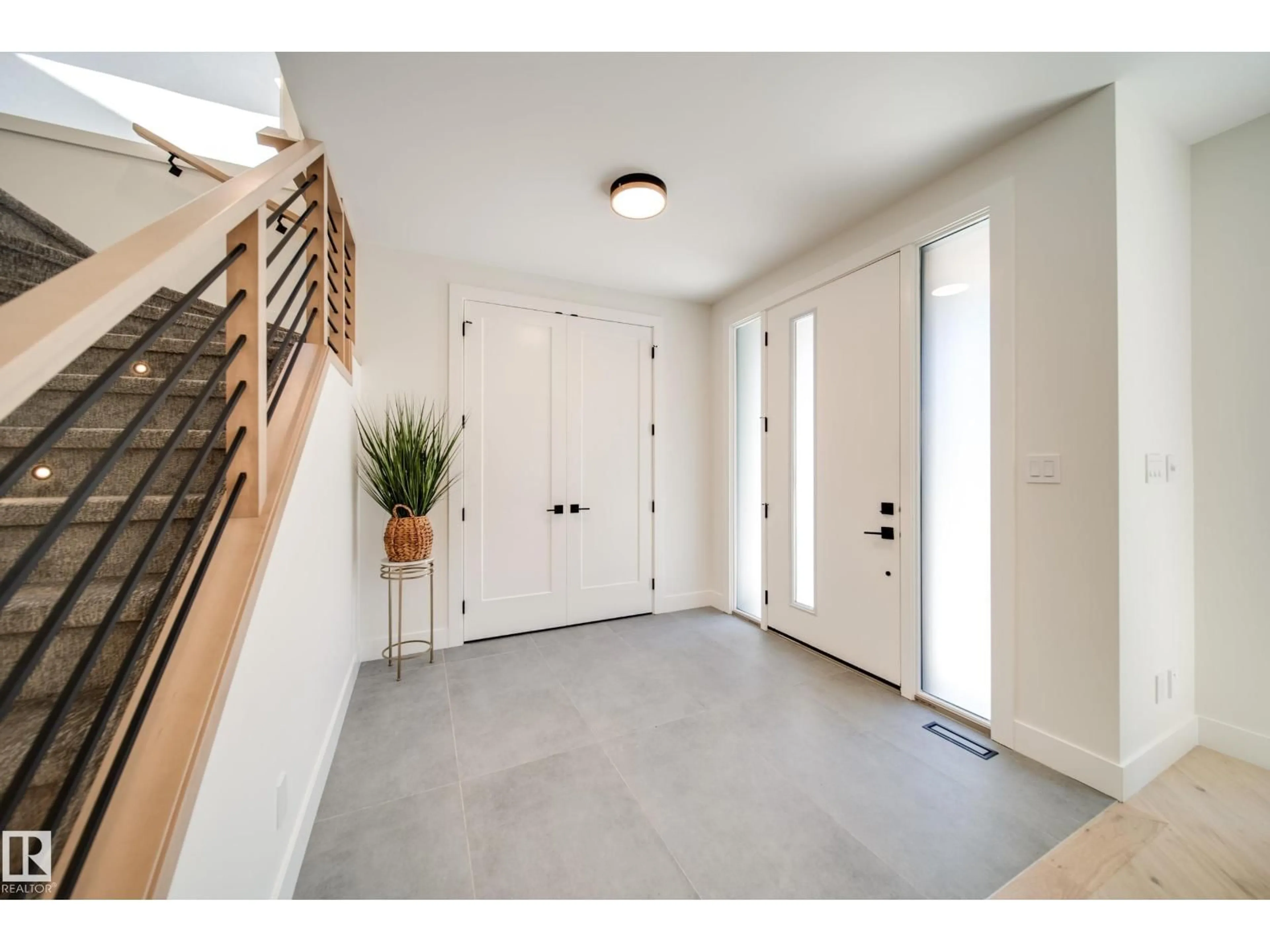 Indoor entryway for 7146 119 ST, Edmonton Alberta T6G1V6