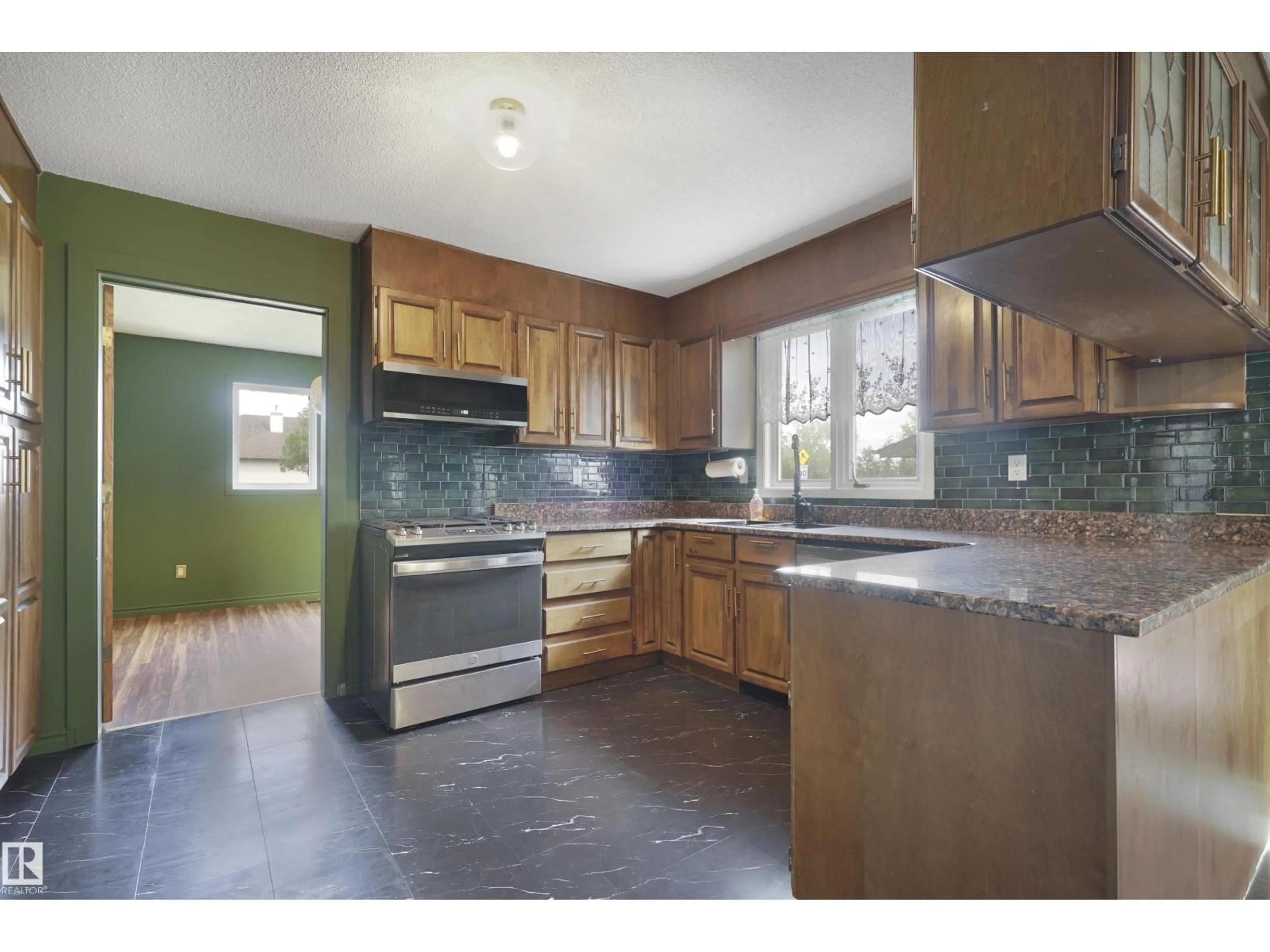 Unknown for 15447 103 ST, Edmonton Alberta T5X4K7