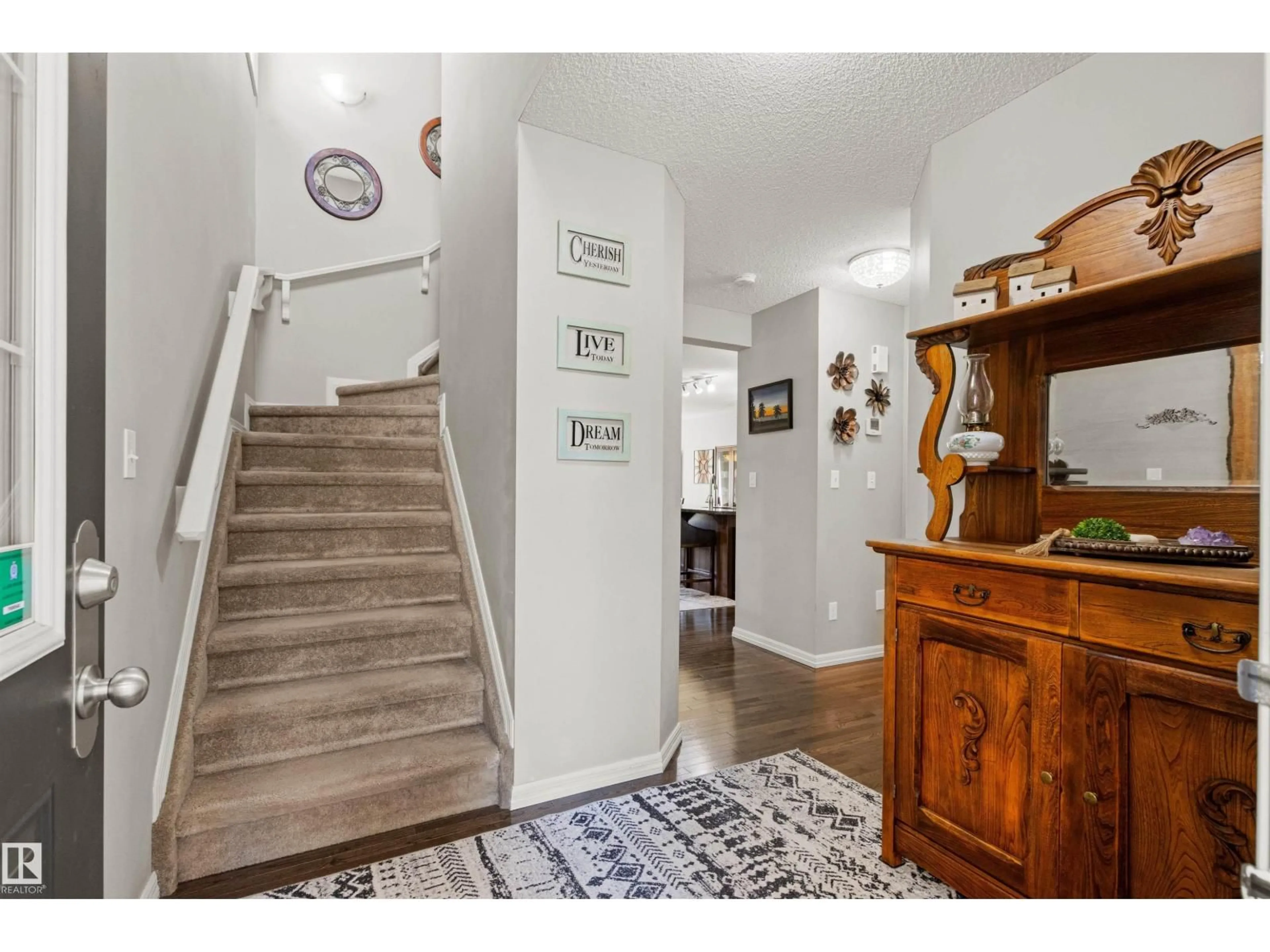Indoor entryway for 147 51 ST, Edmonton Alberta T6X0Z7