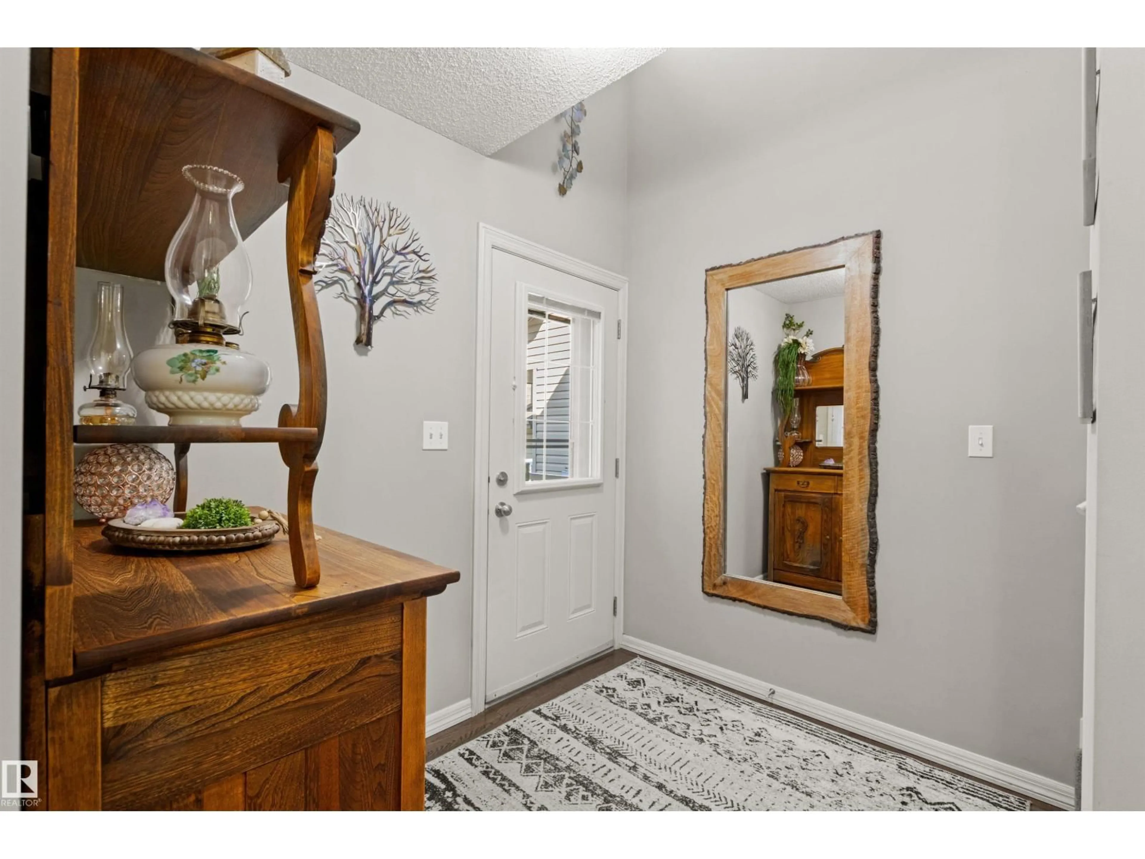 Indoor entryway for 147 51 ST, Edmonton Alberta T6X0Z7
