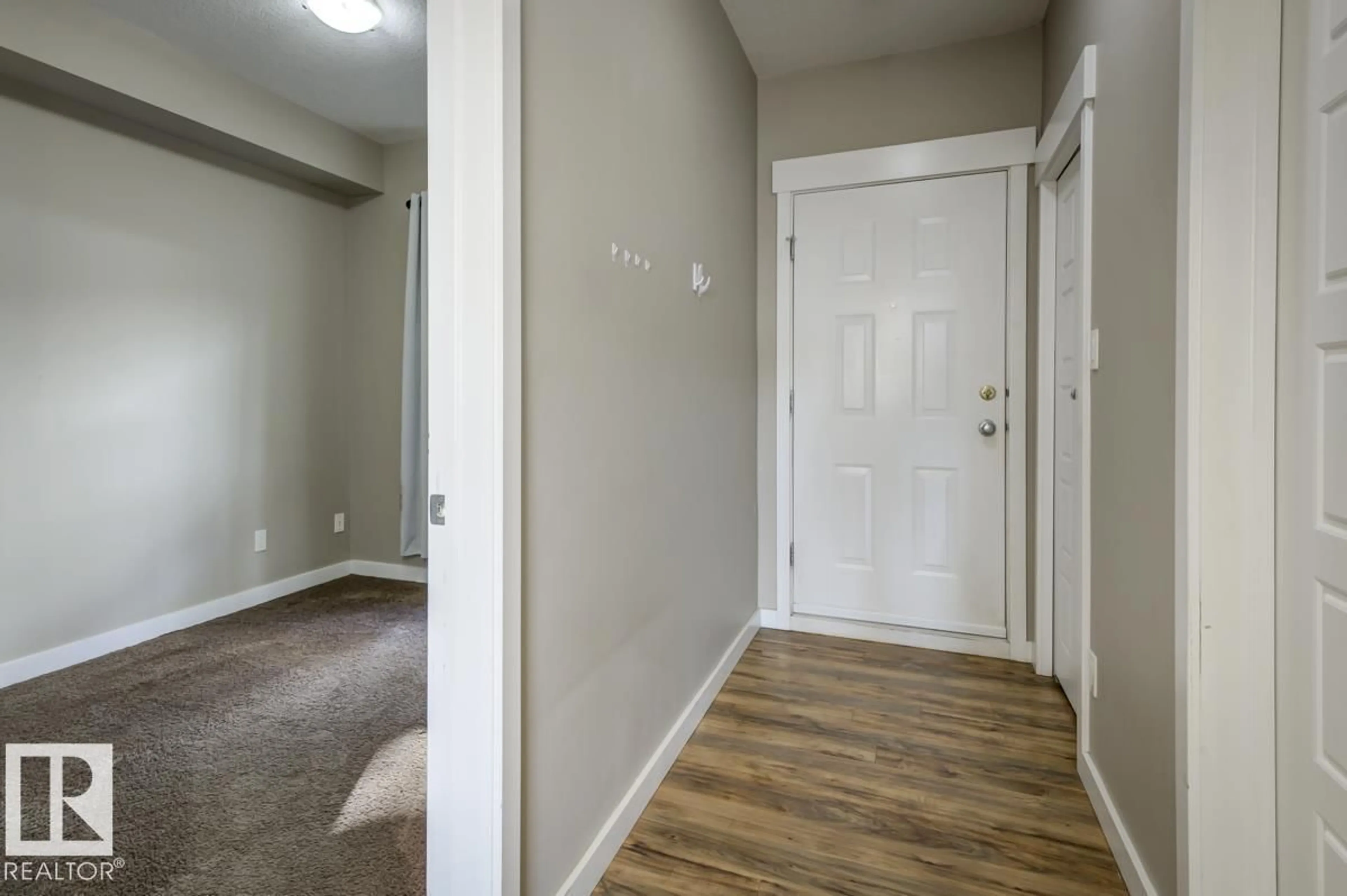 Indoor entryway for 515 10518 113 ST NW, Edmonton Alberta T5H3H5