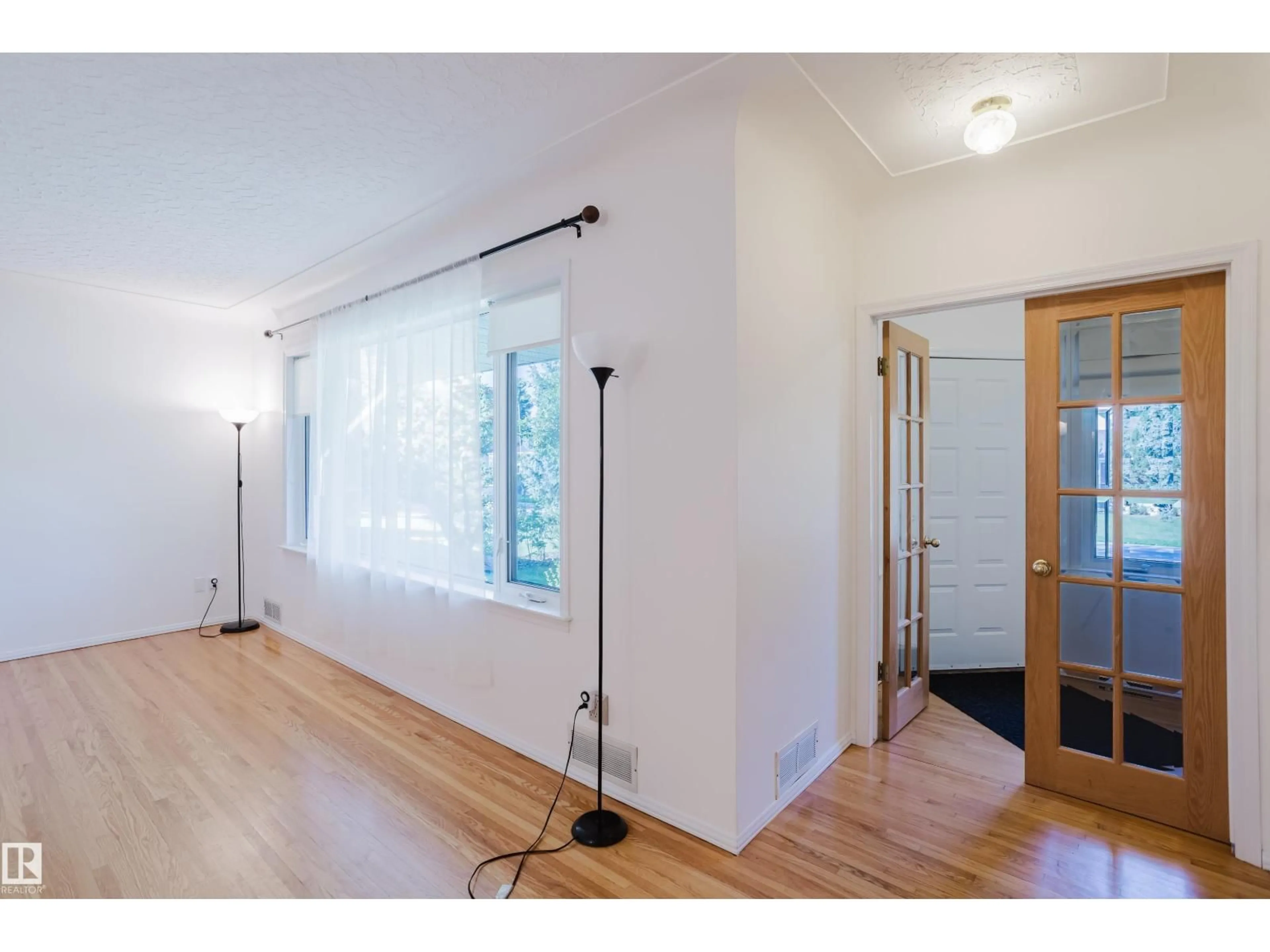 Indoor entryway for 8441 118 ST, Edmonton Alberta T6G1T2