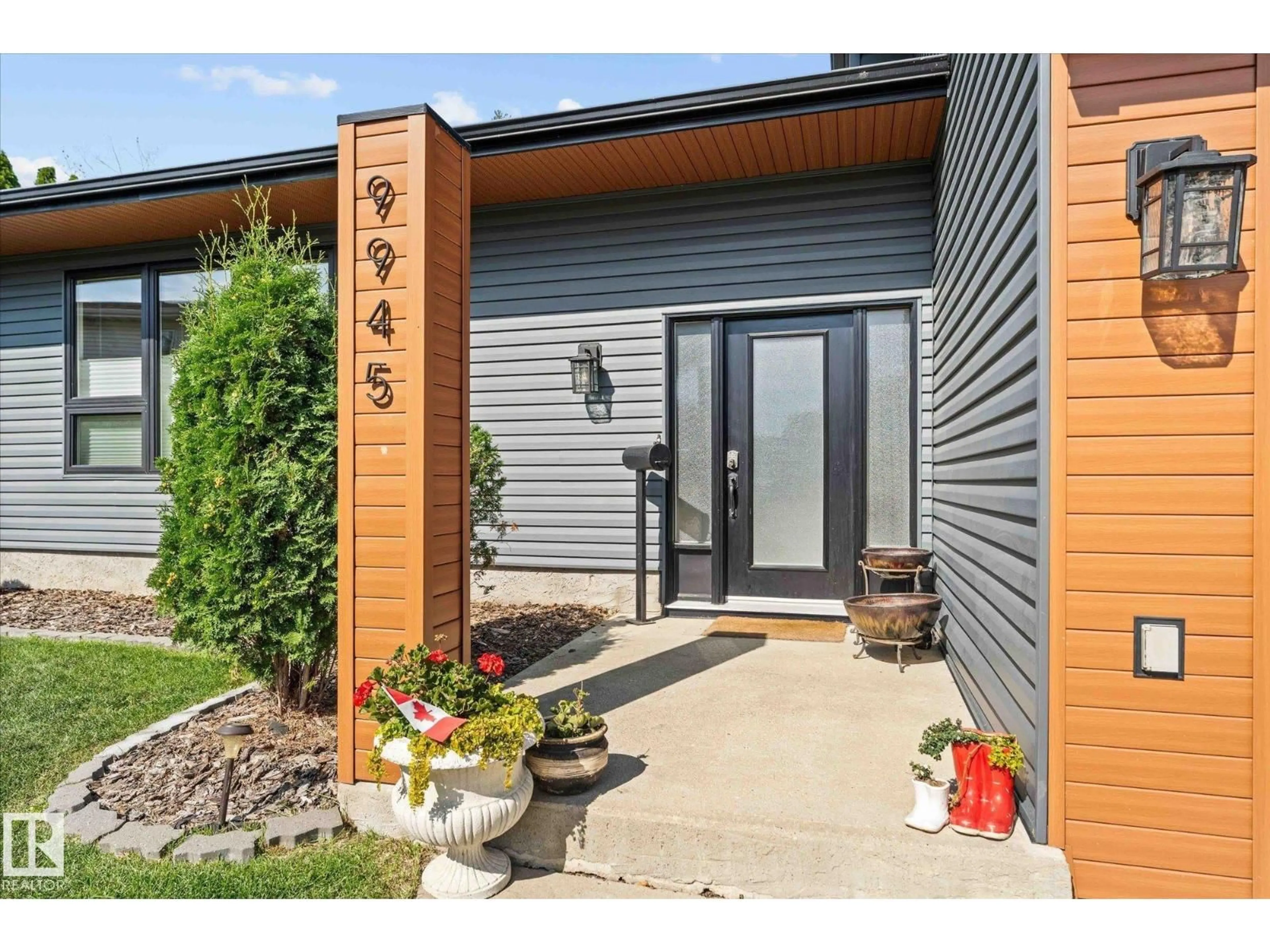 Indoor entryway for 9945 82 ST, Fort Saskatchewan Alberta T8L3E6