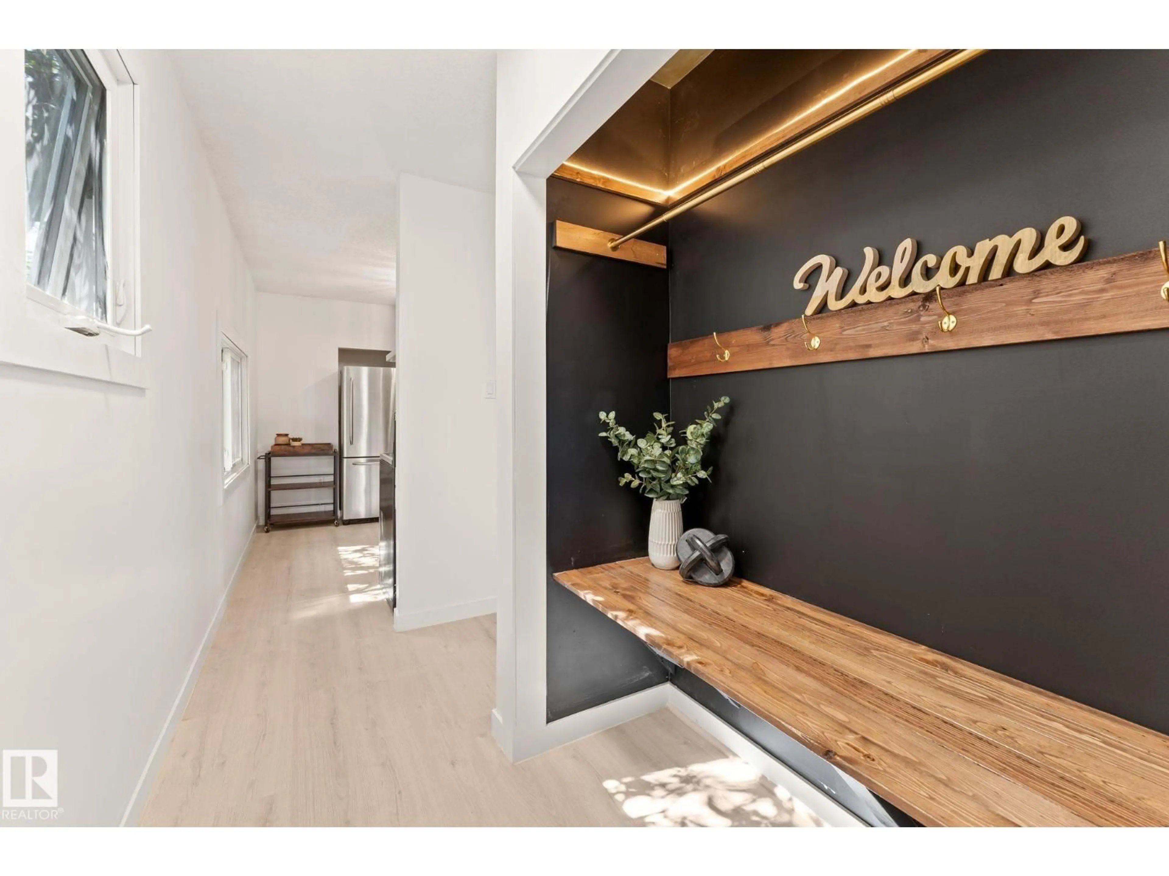 Indoor entryway for 11250 92 ST, Edmonton Alberta T5G0Z1