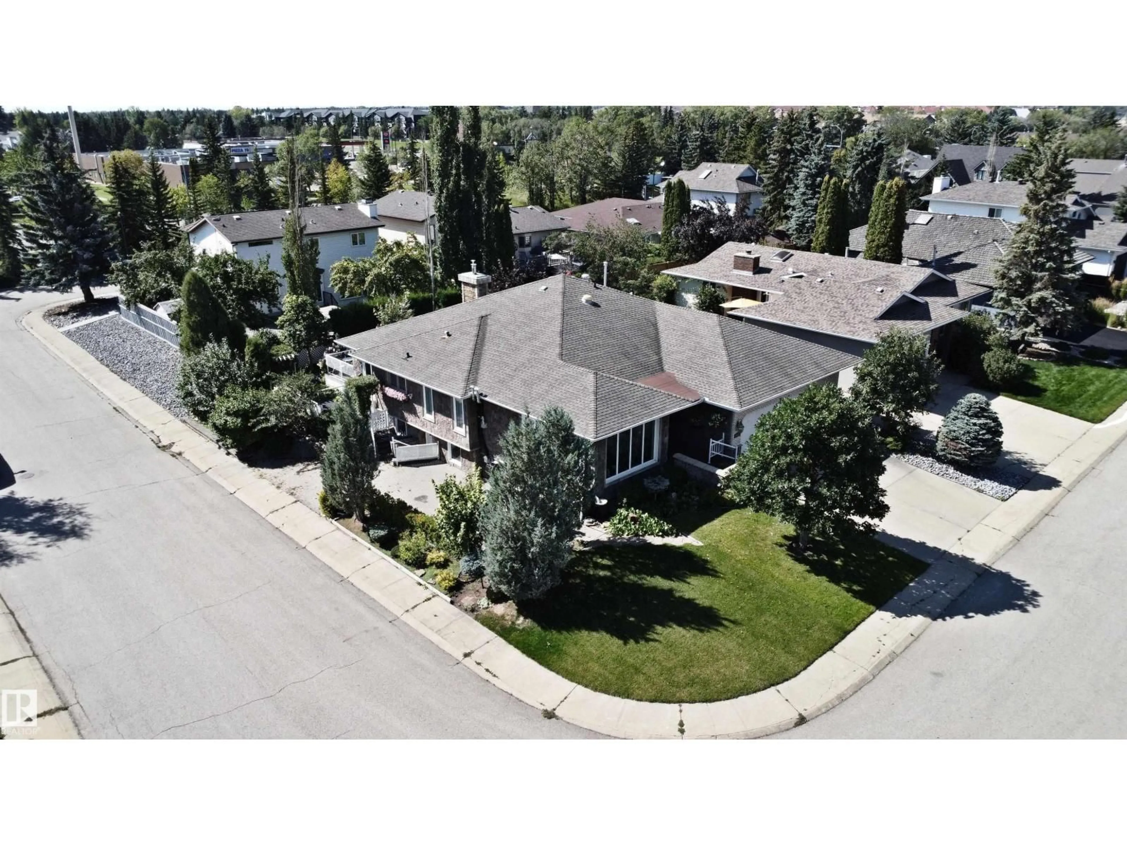 A pic from outside/outdoor area/front of a property/back of a property/a pic from drone, street for 131 WALSH CR, Edmonton Alberta T5T5L7