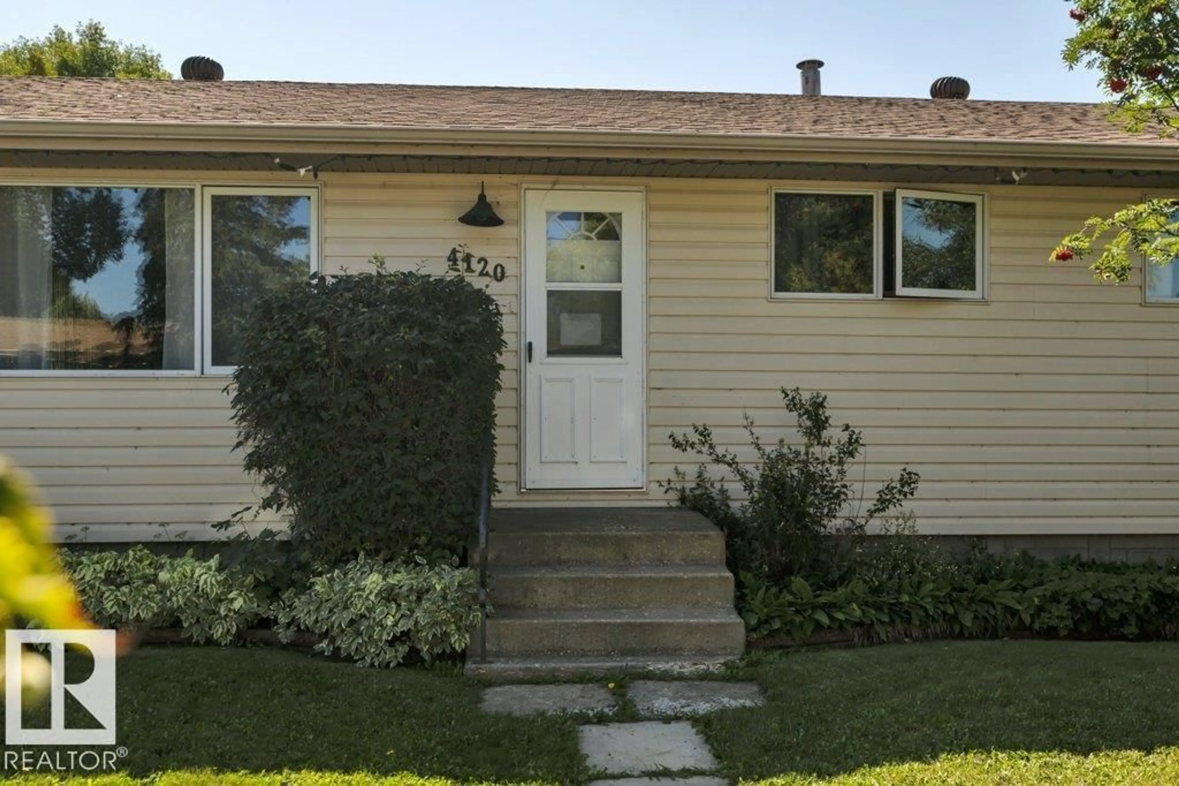 Home with vinyl exterior material, street for 4120 55 ST, Wetaskiwin Alberta T9A1T6