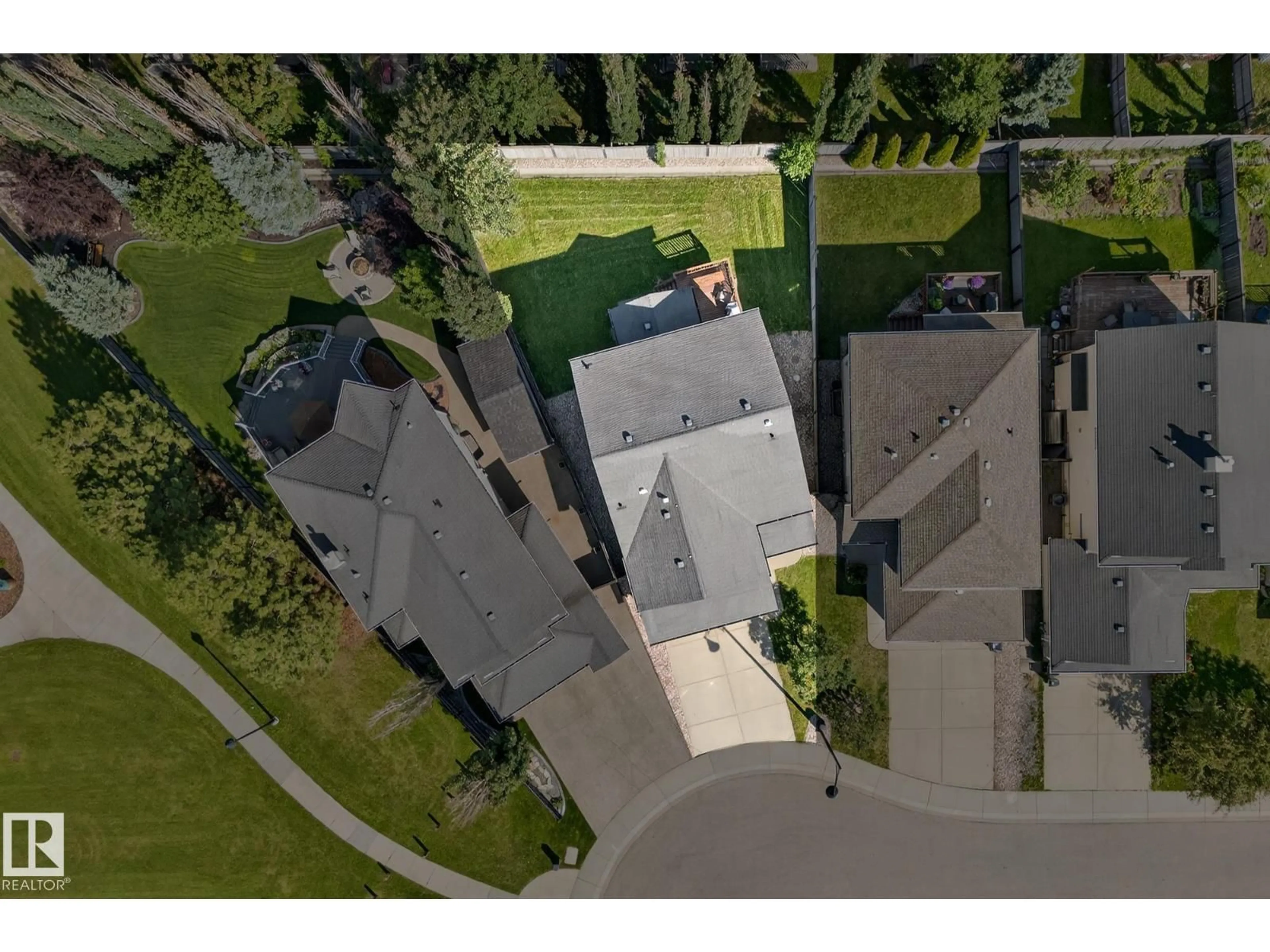 A pic from outside/outdoor area/front of a property/back of a property/a pic from drone, street for NW - 1026 MCKINNEY GR, Edmonton Alberta T6R3S4