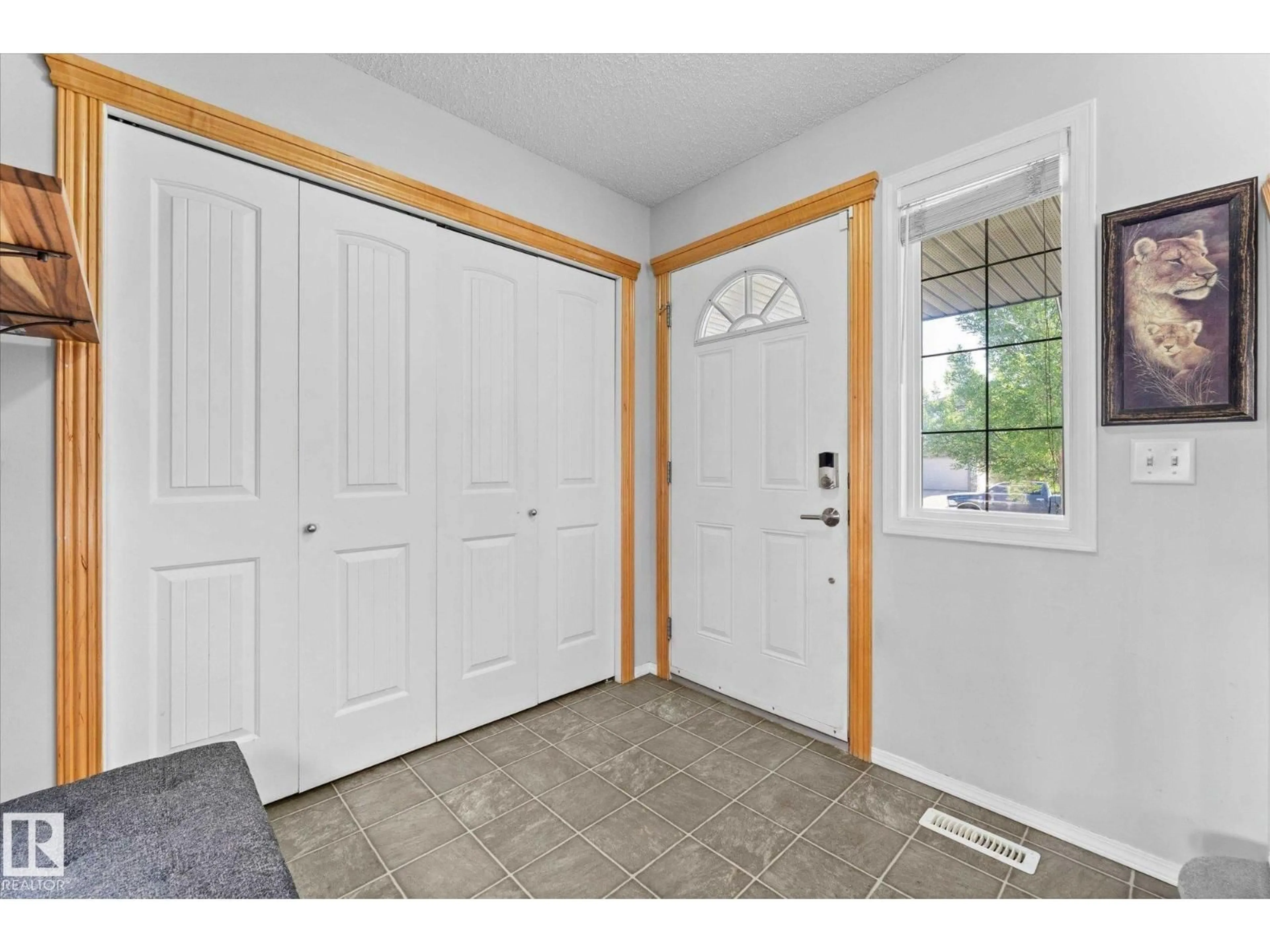 Indoor entryway for 45 LAMPLIGHT DR, Spruce Grove Alberta T7X4N1
