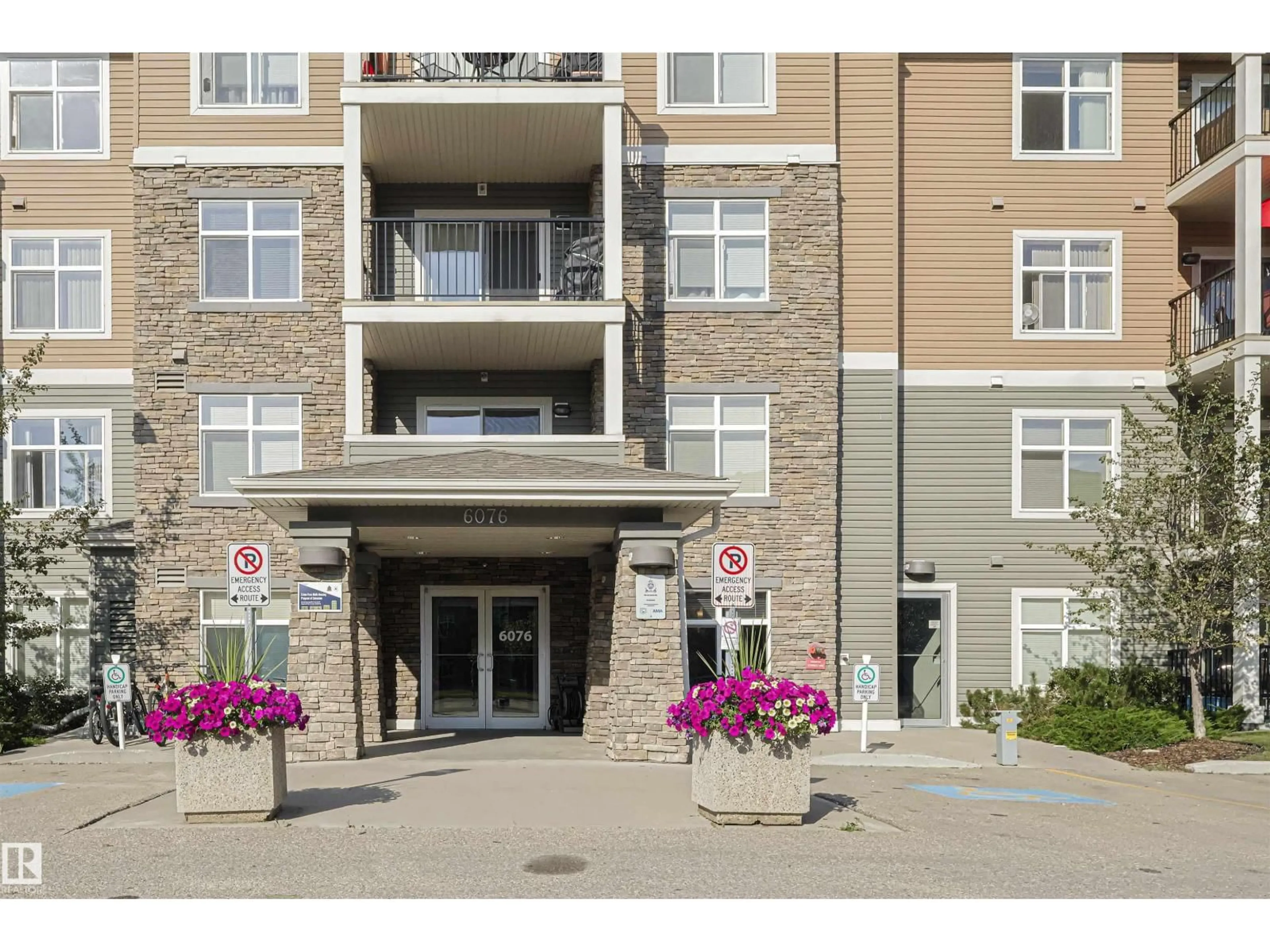 Indoor foyer for 230 SCHONSEE WY, Edmonton Alberta T5Z0K8