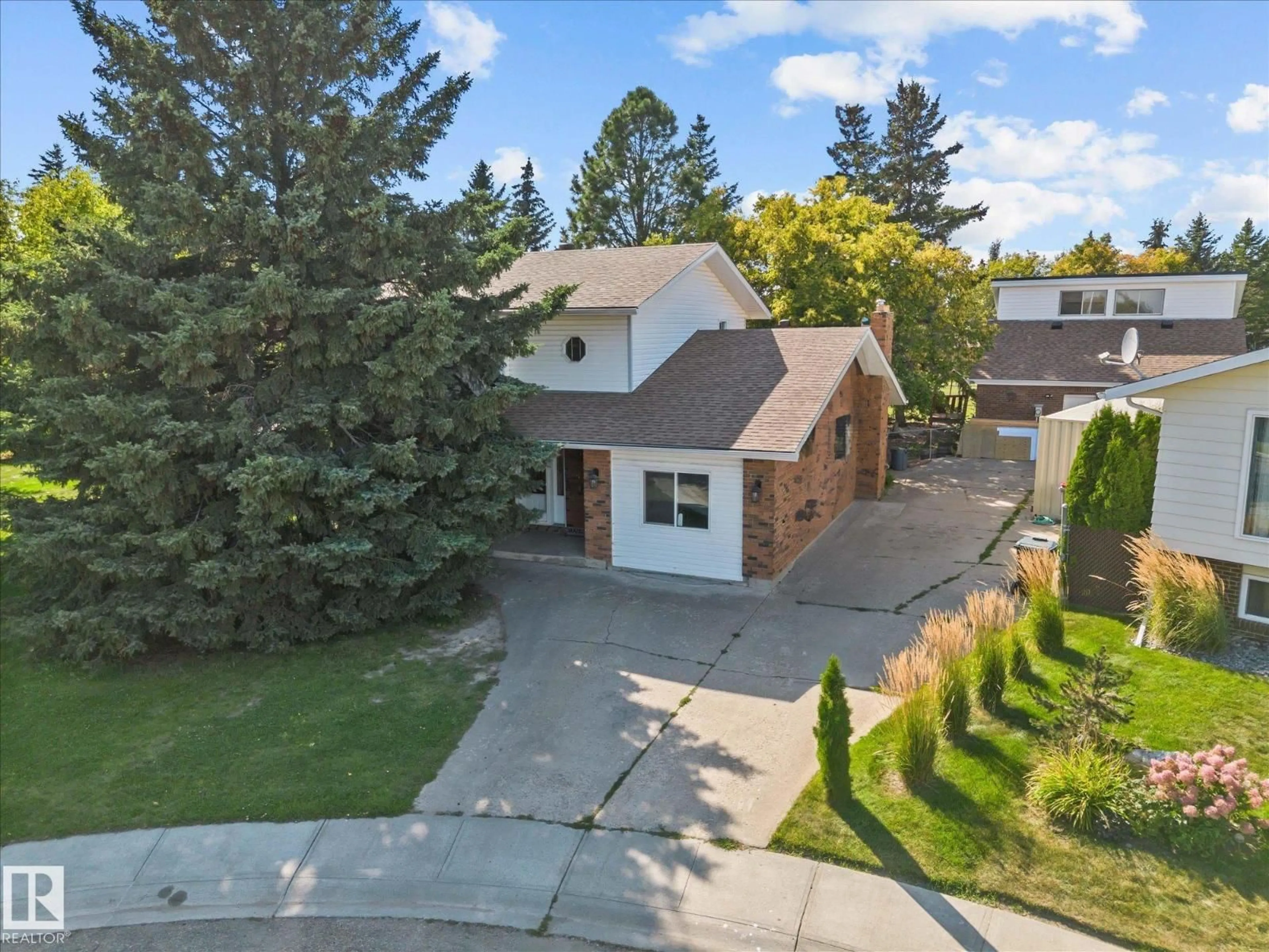 A pic from outside/outdoor area/front of a property/back of a property/a pic from drone, street for 78 UMBACH RD, Stony Plain Alberta T7Z1H2
