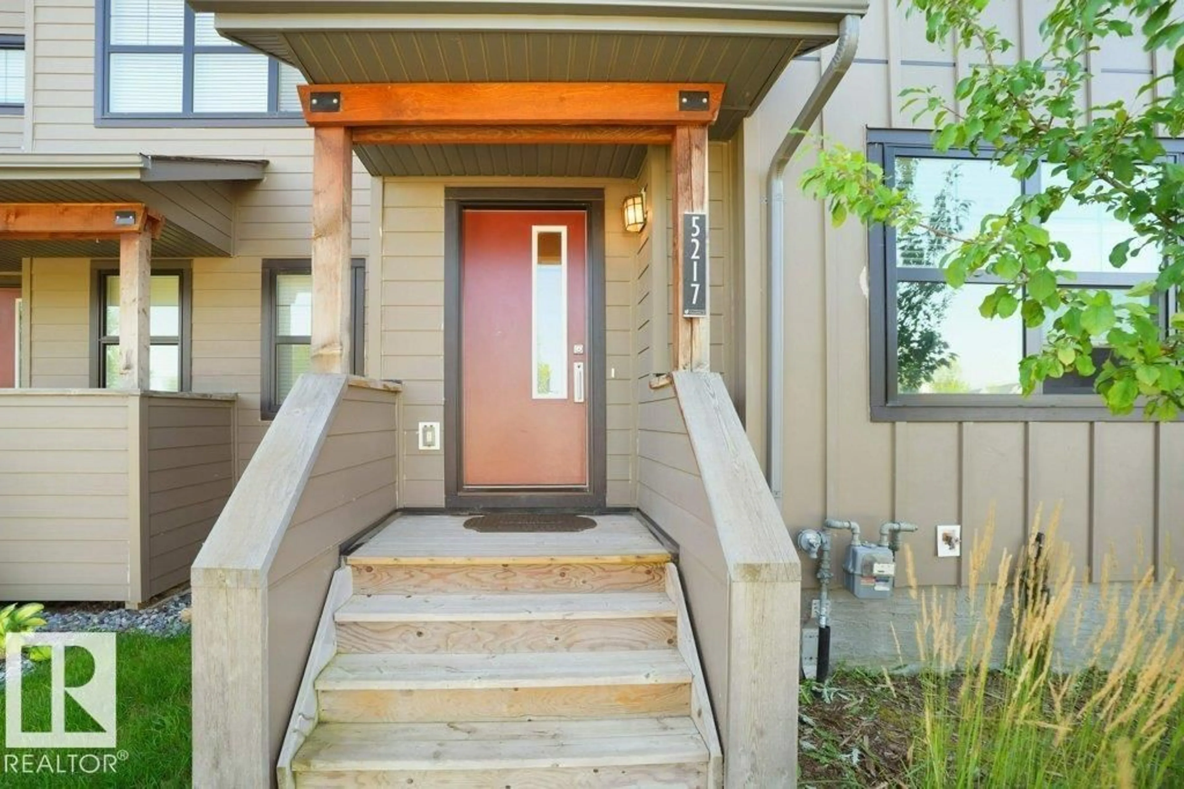 Indoor entryway for 5217 CHAPPELLE RD, Edmonton Alberta T6W2B1