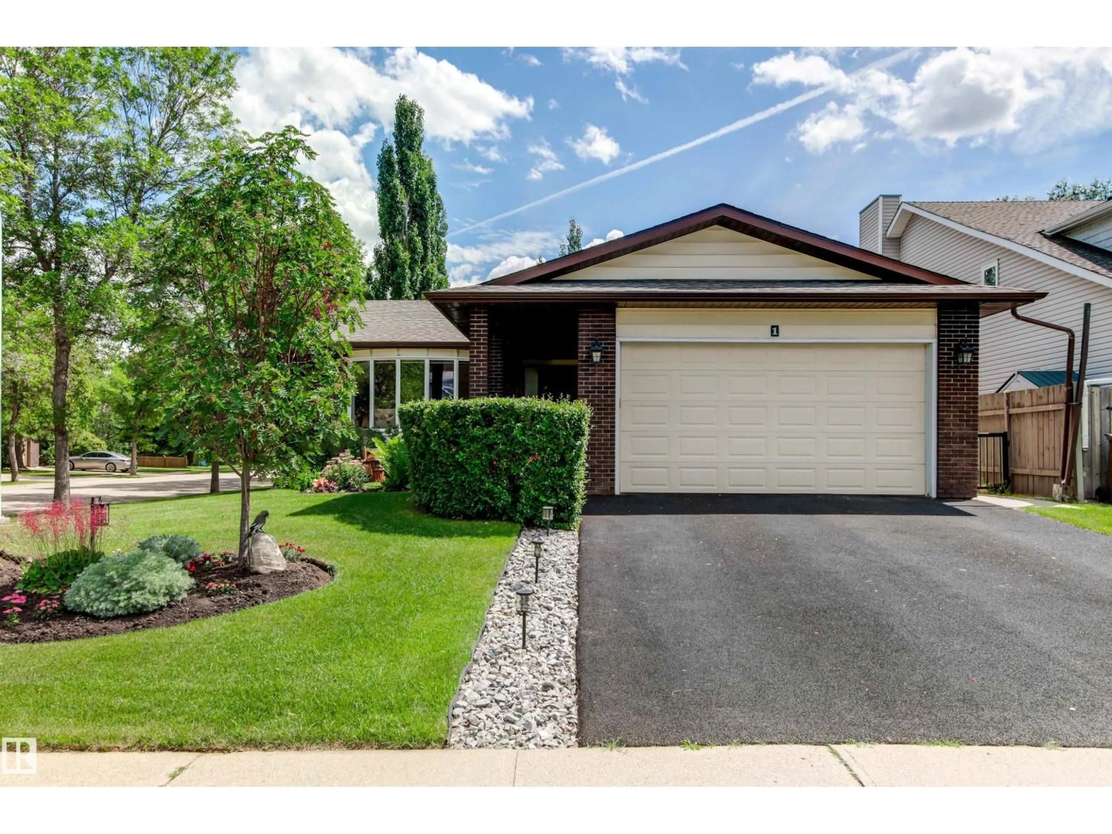 Home with vinyl exterior material, street for 1 LOVATT PL, St. Albert Alberta T8N4N7