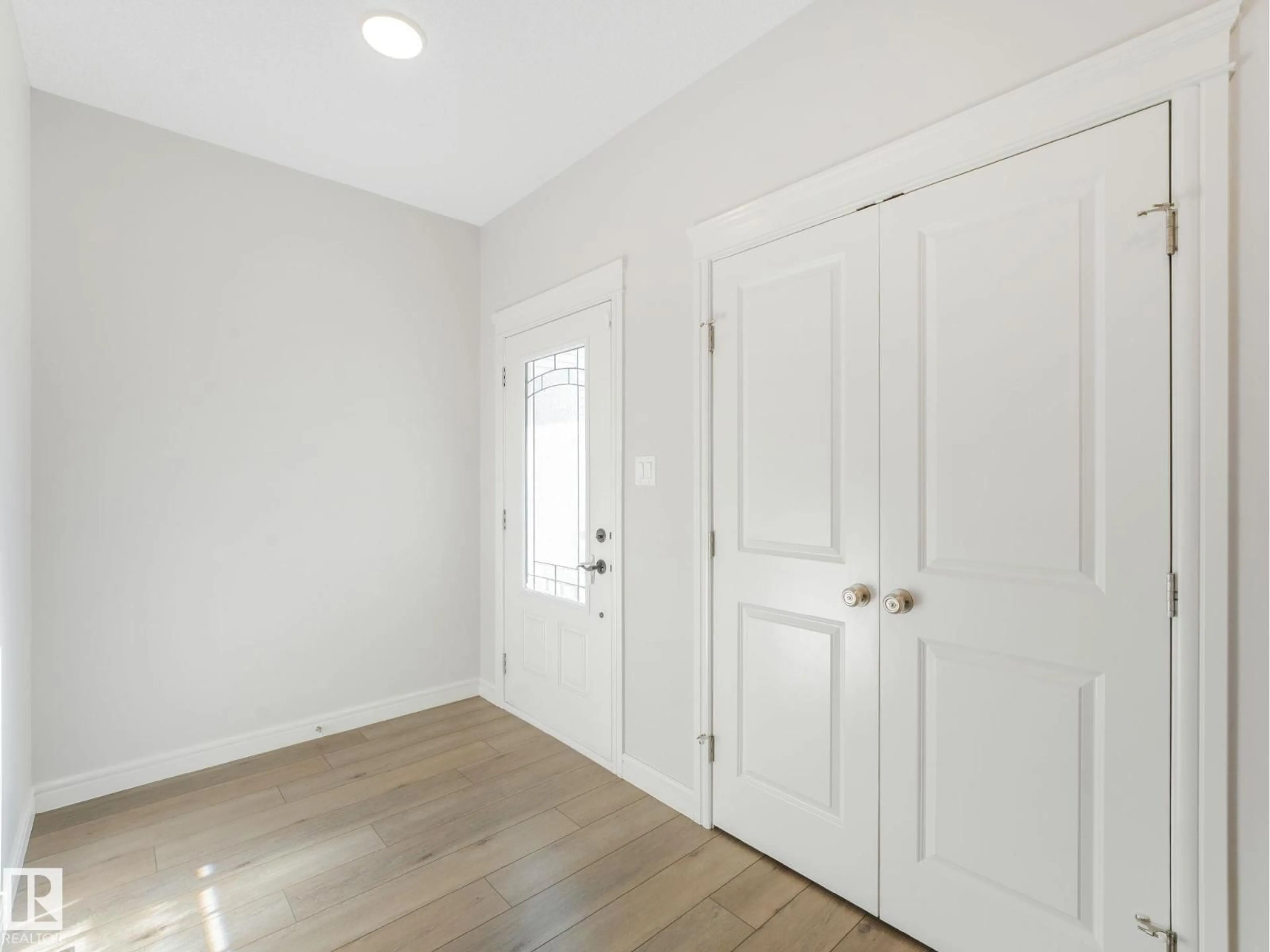 Indoor entryway for 9919 223 ST, Edmonton Alberta T5T7L7