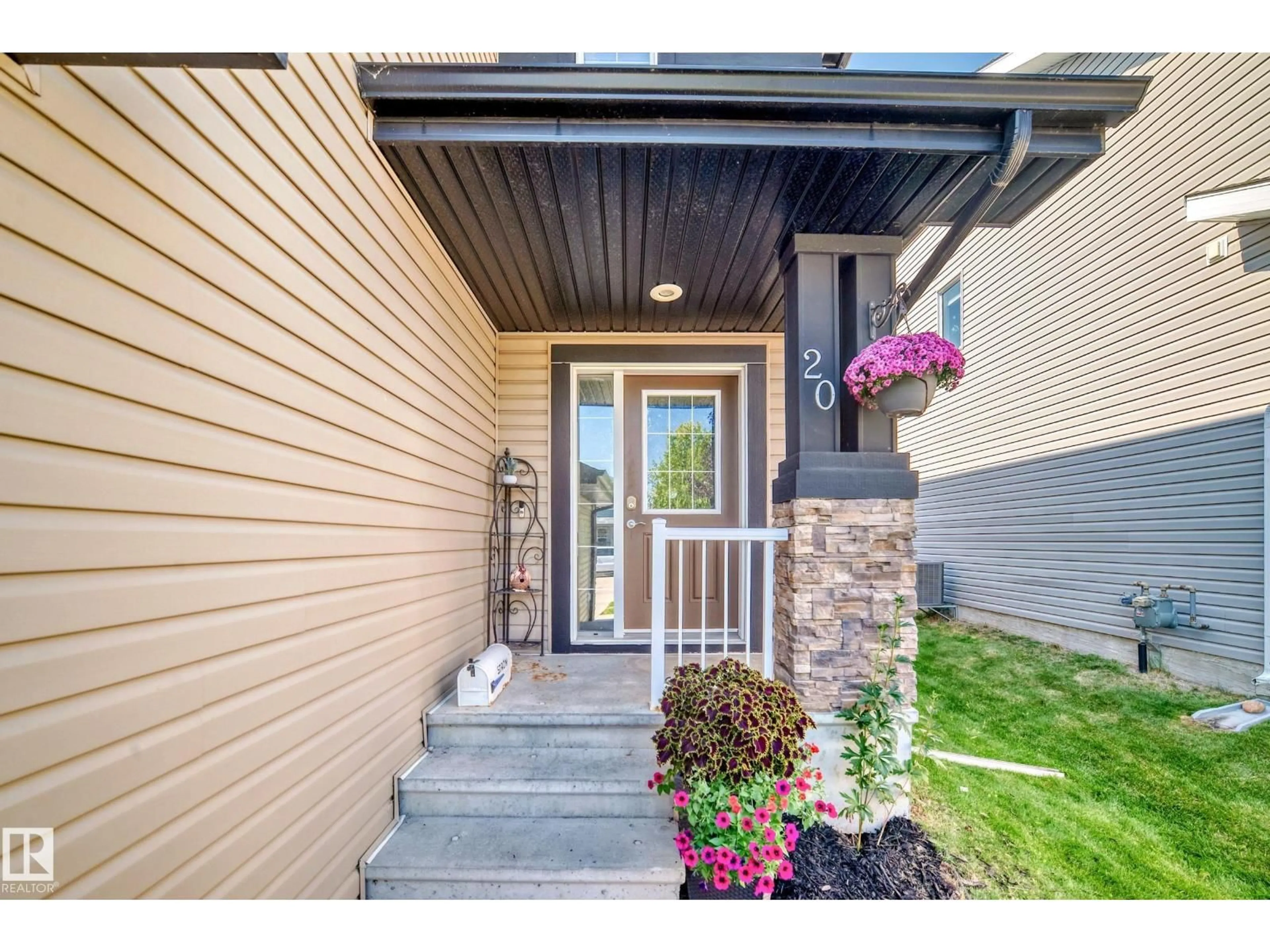 Indoor entryway for 20 DICKENS ST, Fort Saskatchewan Alberta T8L0M8