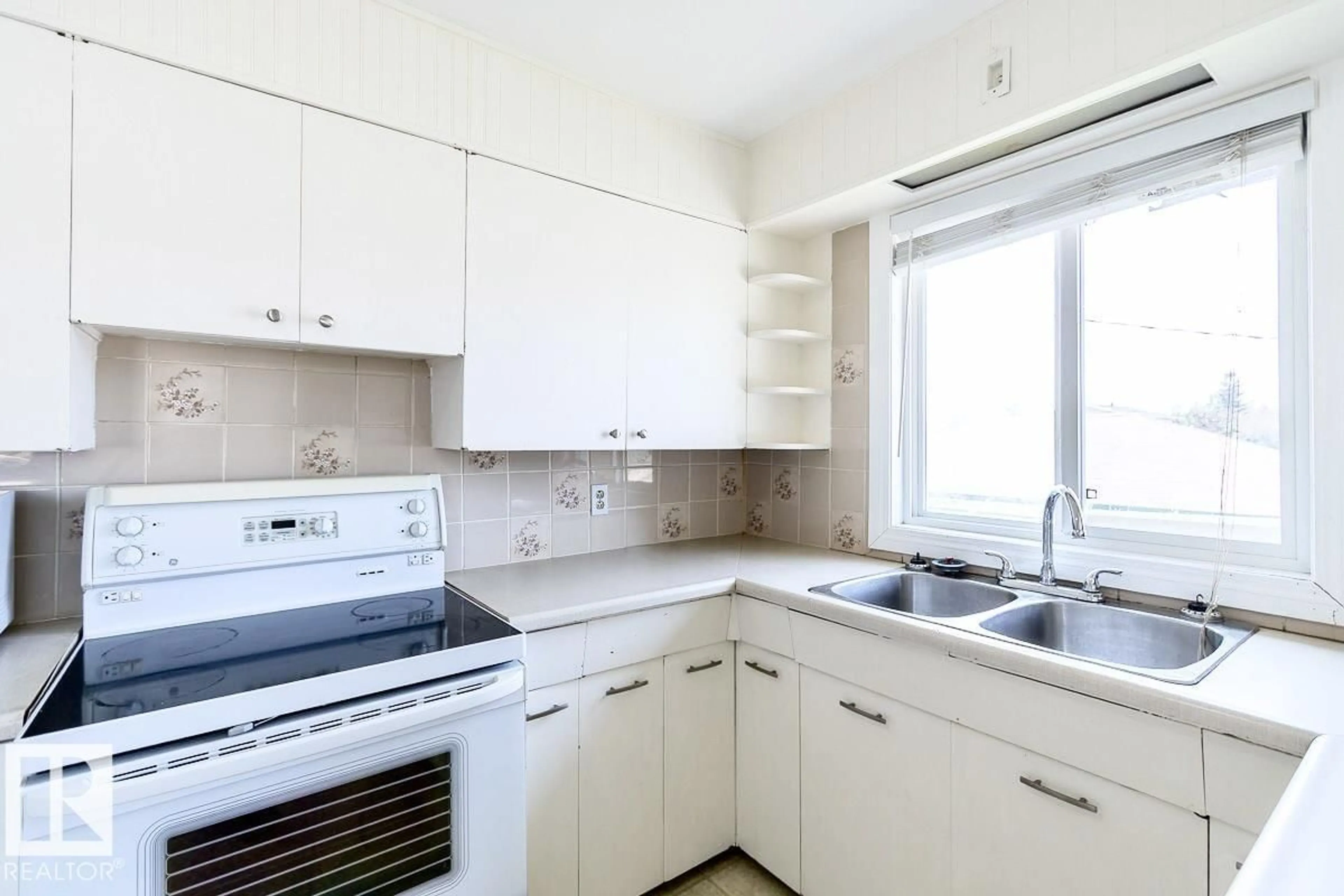 Standard kitchen, unknown for 8911 132 AV NW, Edmonton Alberta T5X0X9
