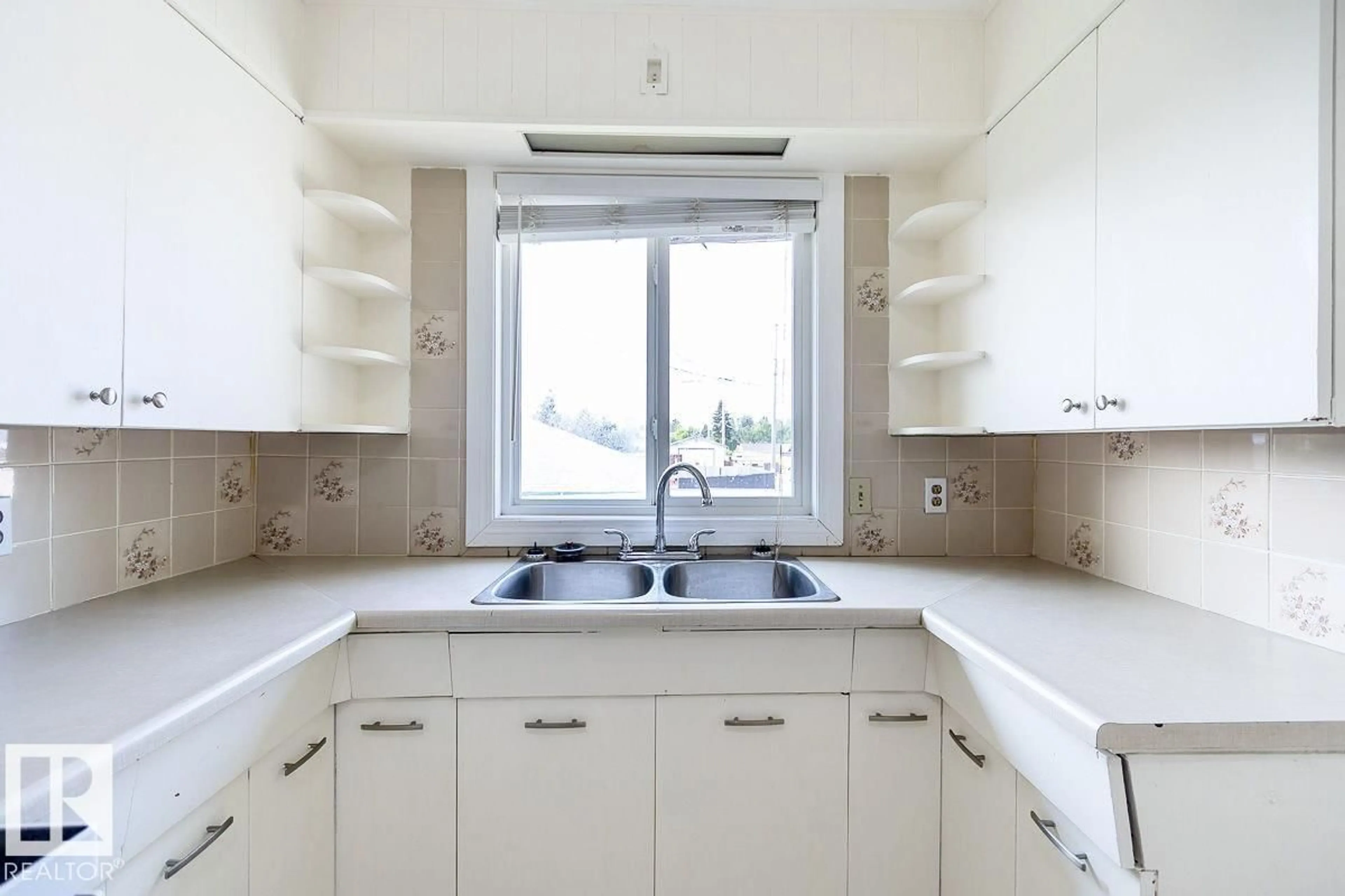 Standard kitchen, ceramic/tile floor for 8911 132 AV NW, Edmonton Alberta T5X0X9