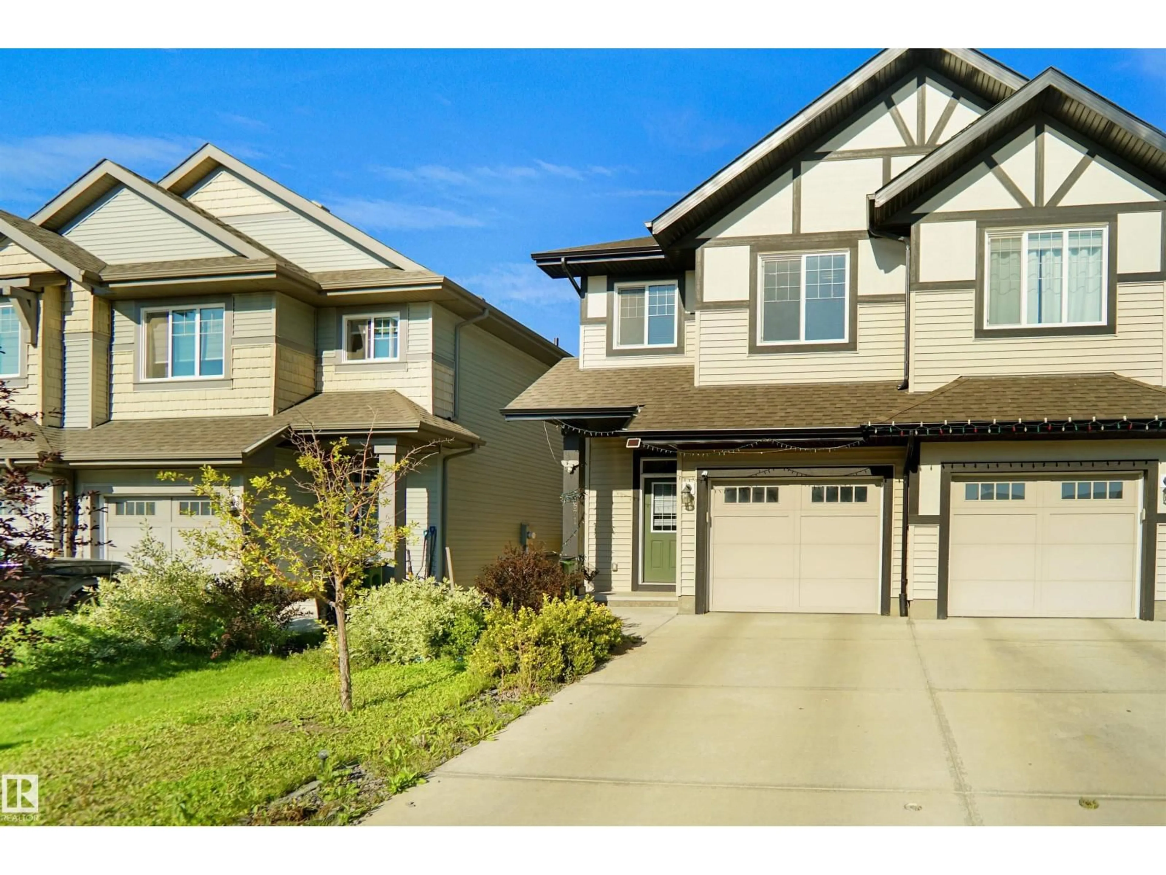 Home with vinyl exterior material, street for 671 EAGLEON CRESCENT, Edmonton Alberta T6M0V7