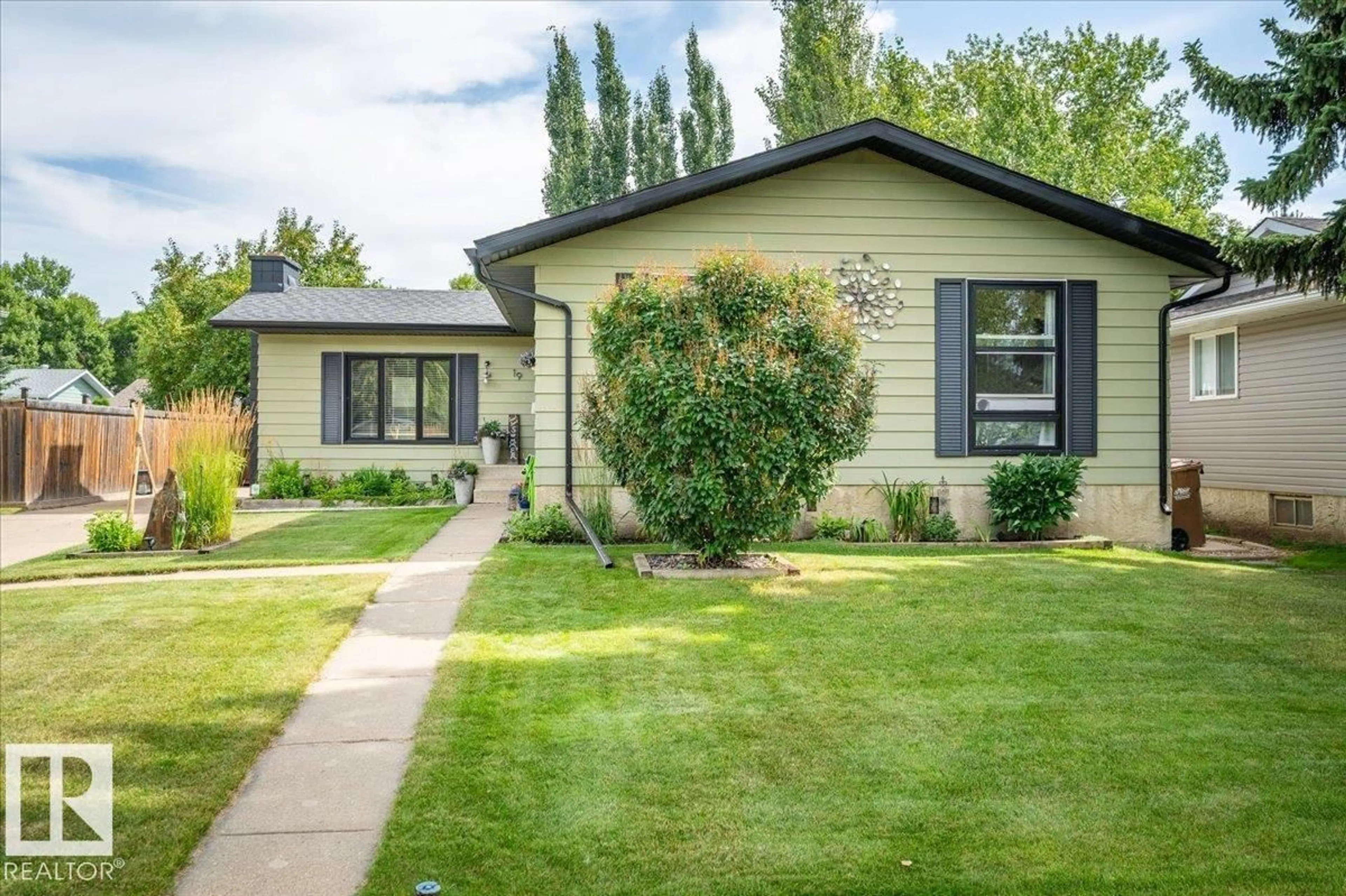 Home with vinyl exterior material, street for 19 LAMOUREUX PL, St. Albert Alberta T8N2J4