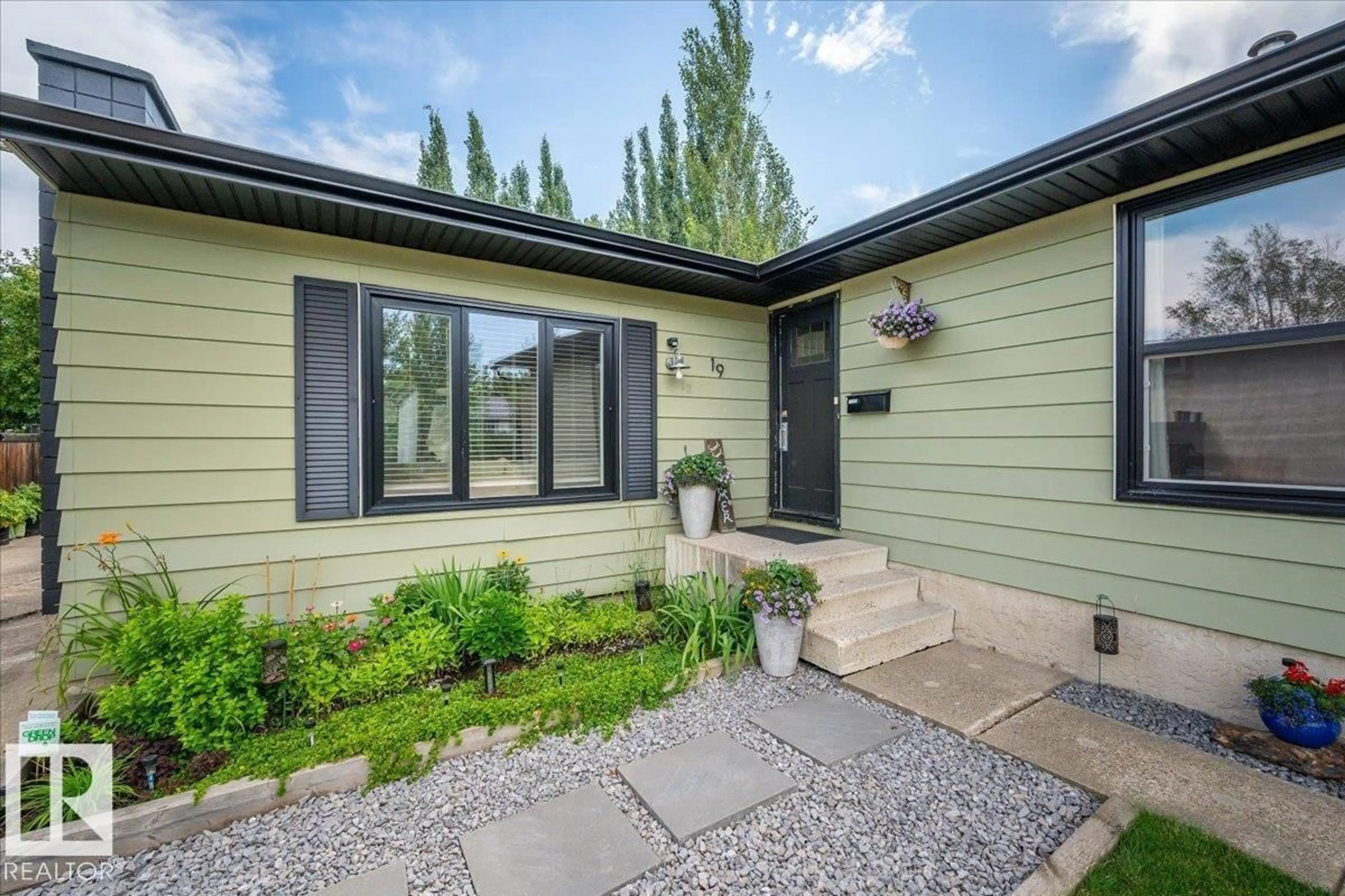 Home with vinyl exterior material, street for 19 LAMOUREUX PL, St. Albert Alberta T8N2J4