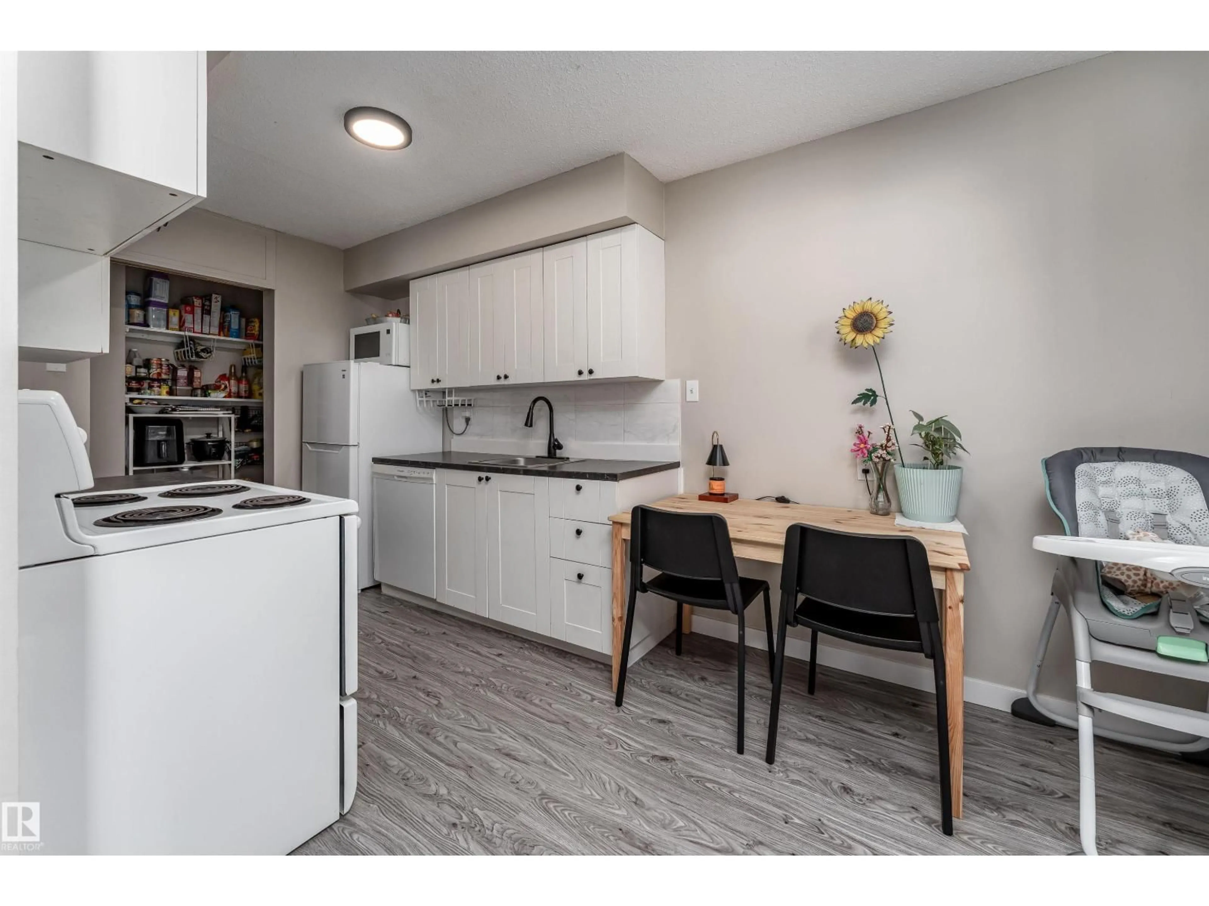 Standard kitchen, wood/laminate floor for NW - 12 14230 80 ST, Edmonton Alberta T5C1L6