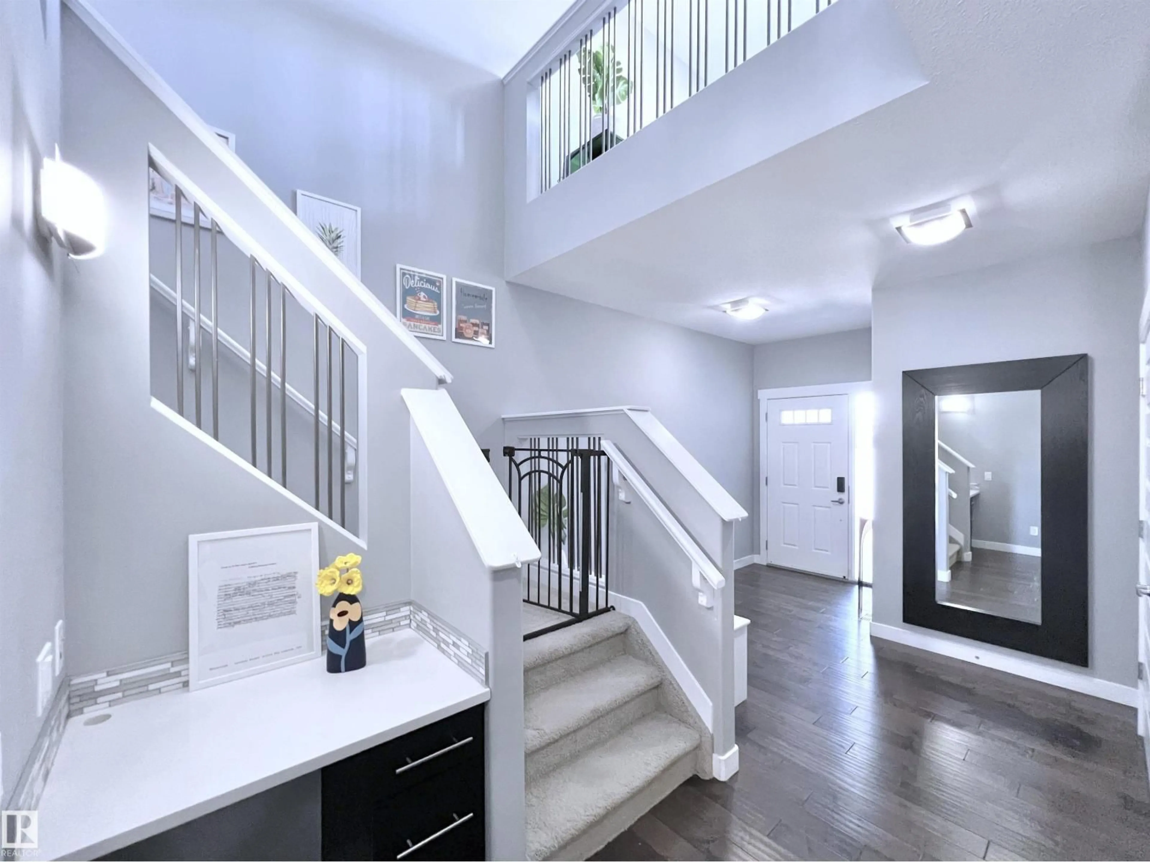 Indoor foyer for 20629 97A AV, Edmonton Alberta T5T4V6