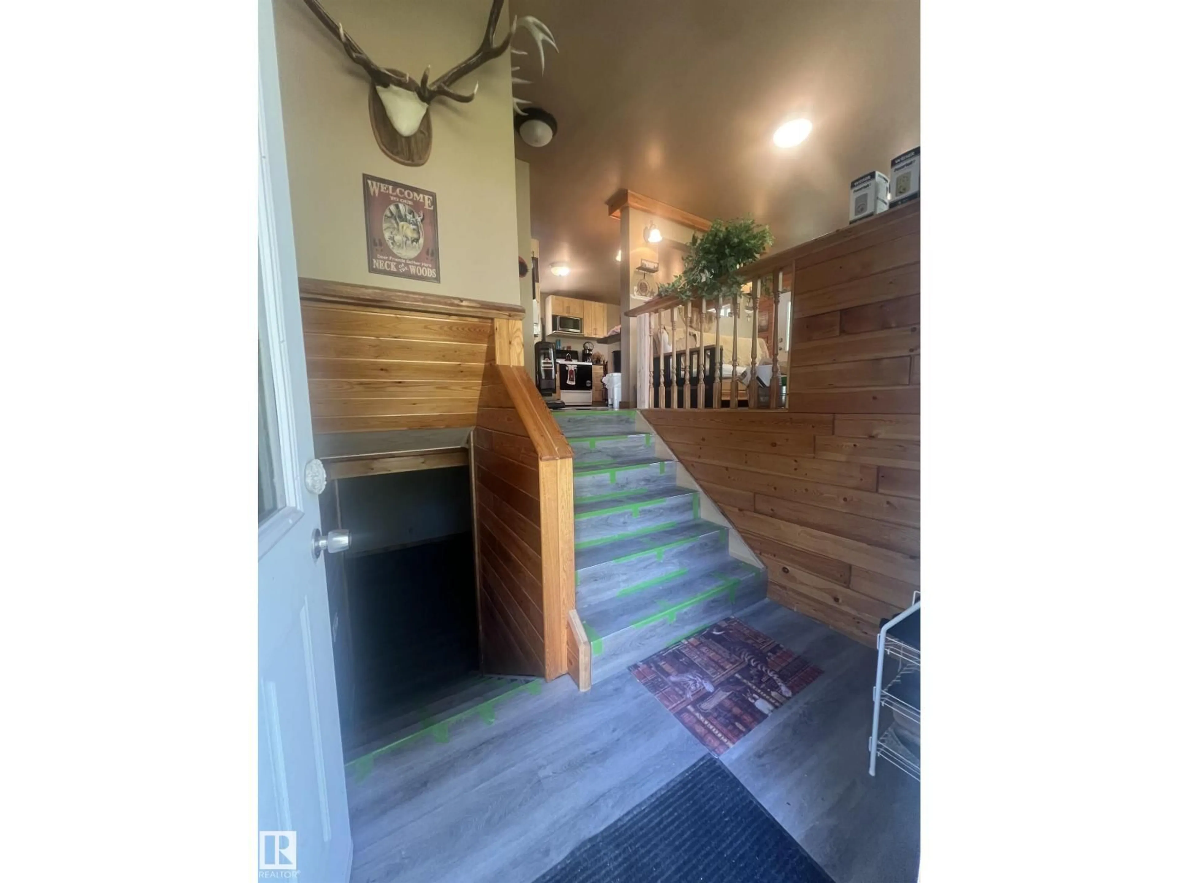 Indoor foyer for 20 PINE CR, Rural Lac Ste. Anne County Alberta T0E1H0