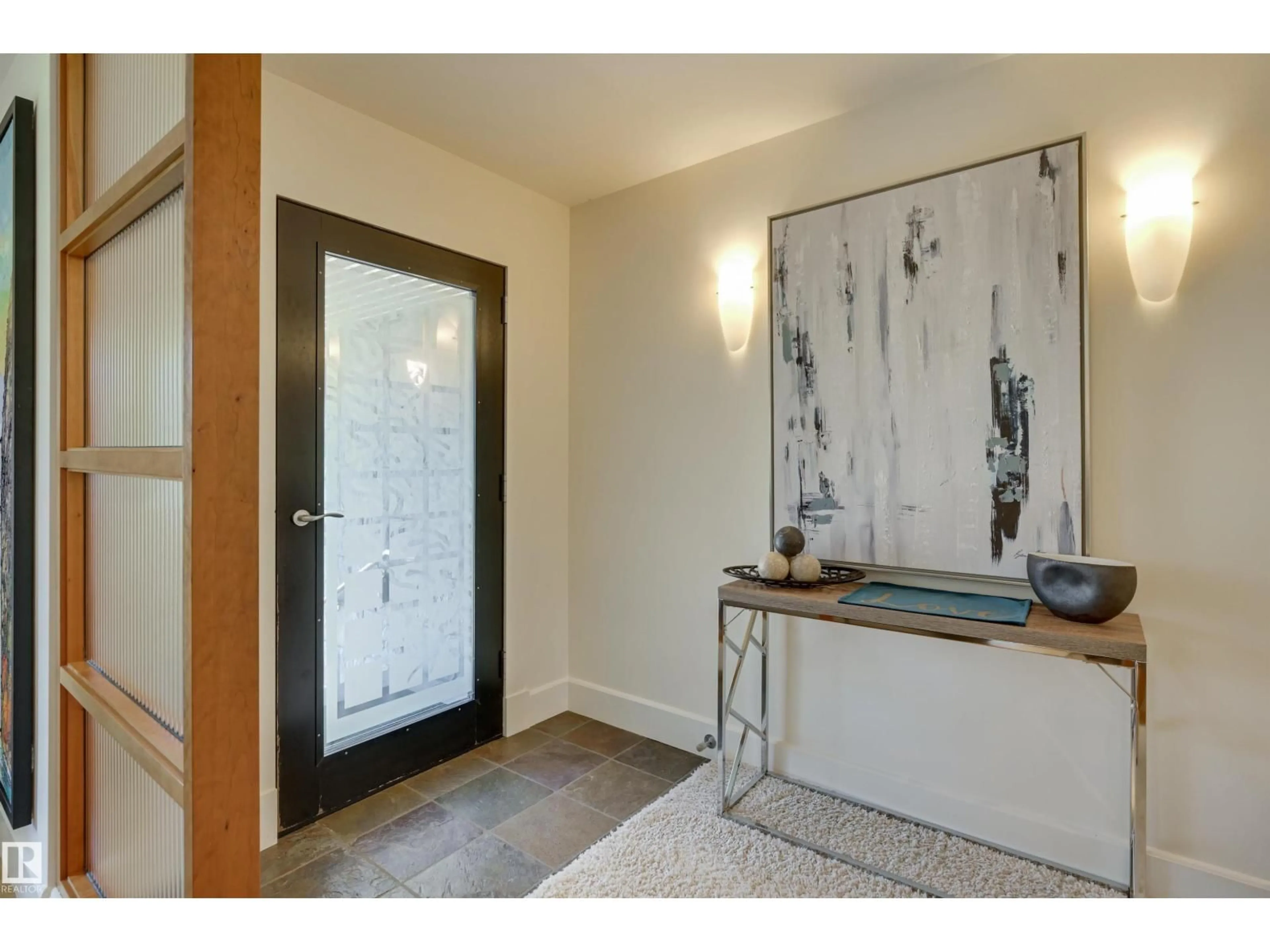 Indoor entryway for 8907 SASKATCHEWAN DR, Edmonton Alberta T6G2B1
