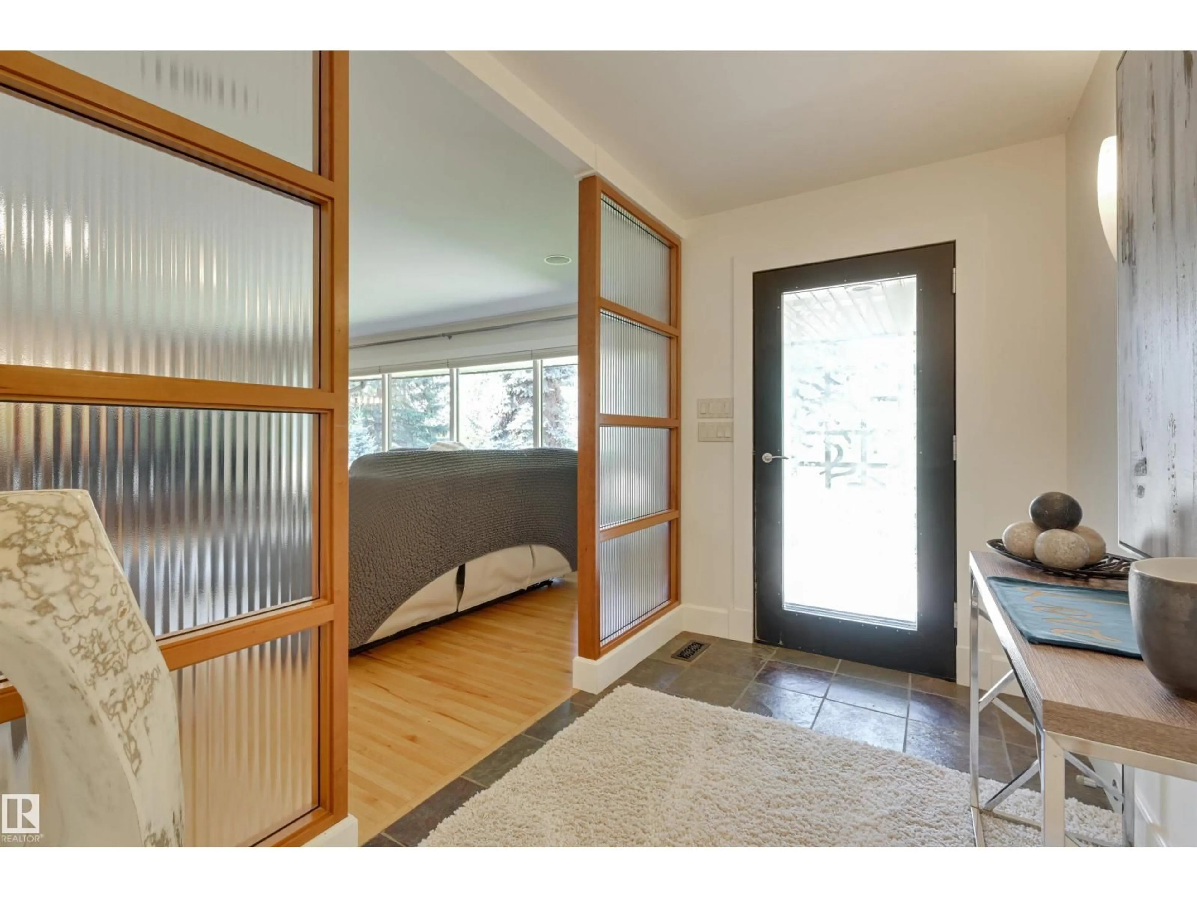 Indoor entryway for 8907 SASKATCHEWAN DR, Edmonton Alberta T6G2B1