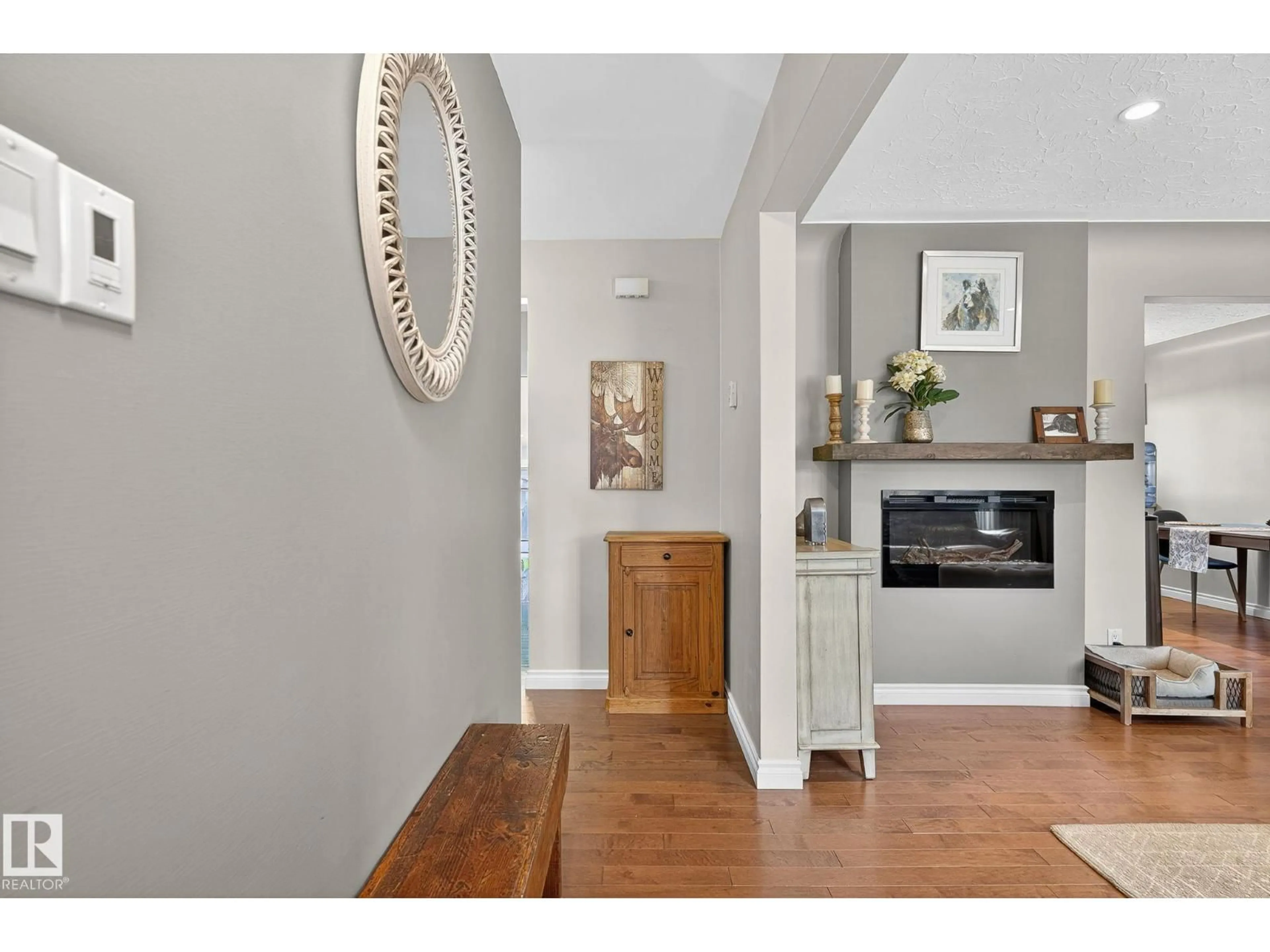 Indoor entryway for 14808 93 AV, Edmonton Alberta T5R5G9