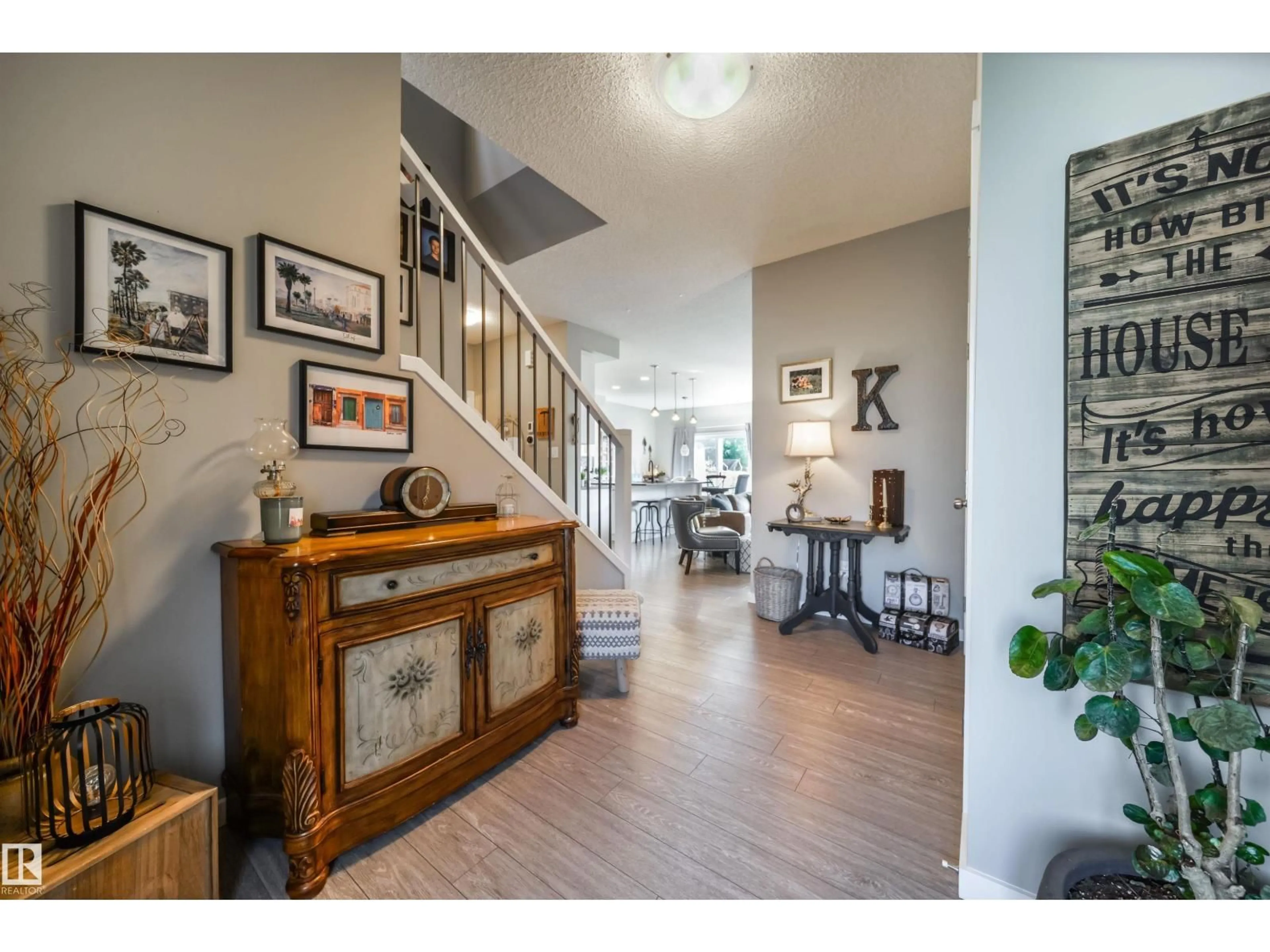 Indoor entryway for 17107 81 ST, Edmonton Alberta T5Z0E1