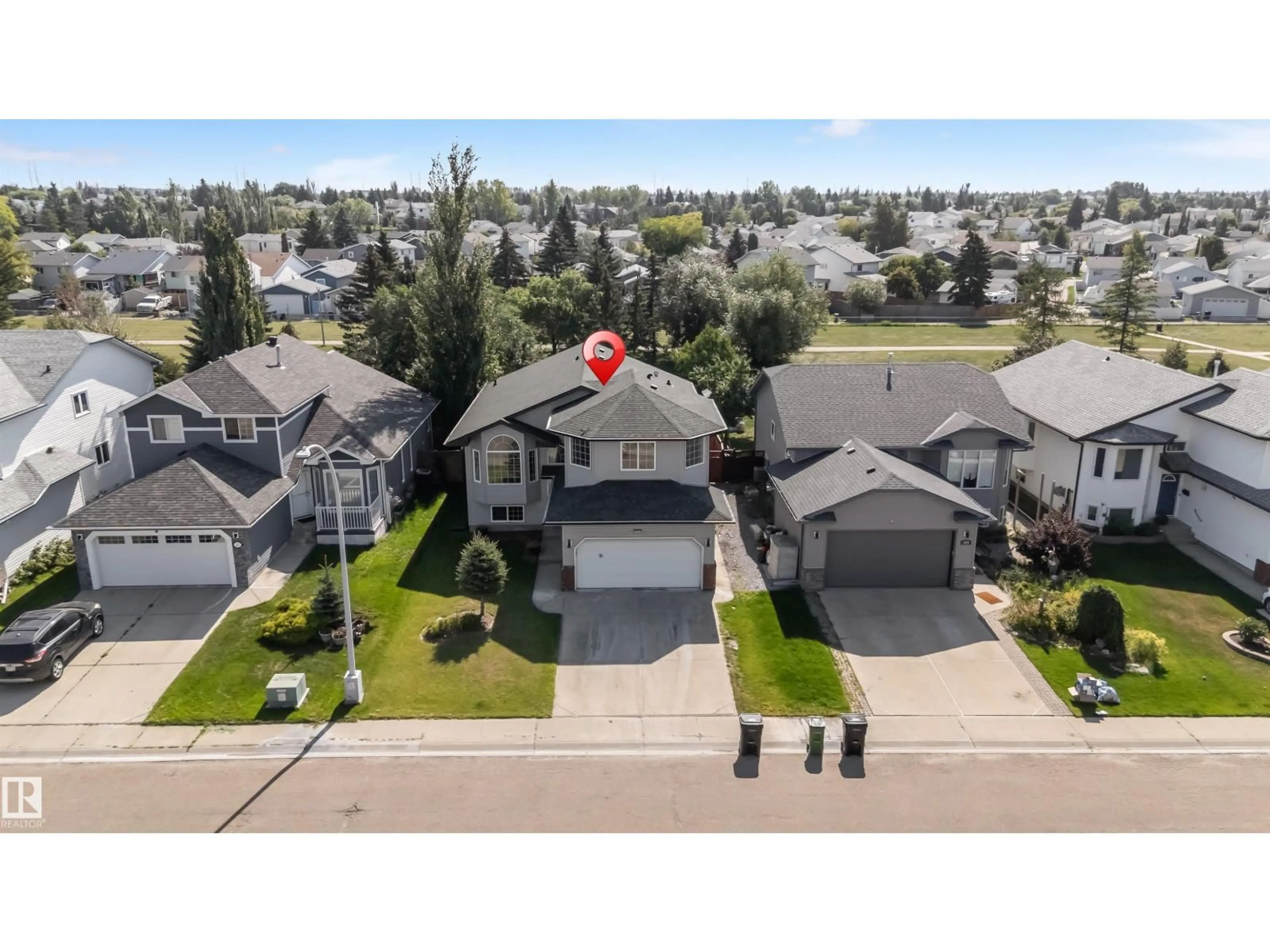 A pic from outside/outdoor area/front of a property/back of a property/a pic from drone, street for 325 JILLING CRES, Edmonton Alberta T6L6N1