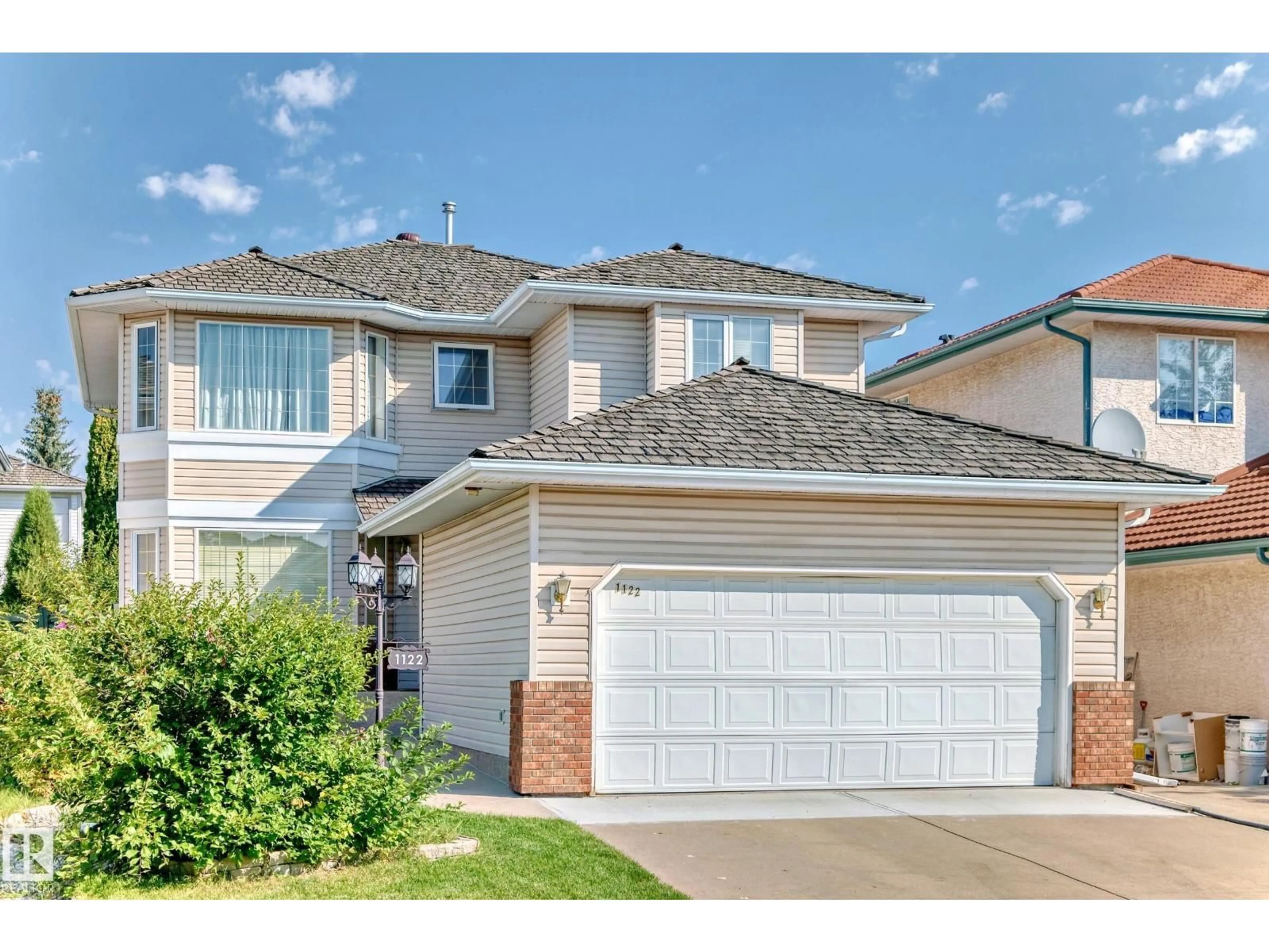 Home with vinyl exterior material, street for 1122 WEDGEWOOD BV, Edmonton Alberta T6M2L5