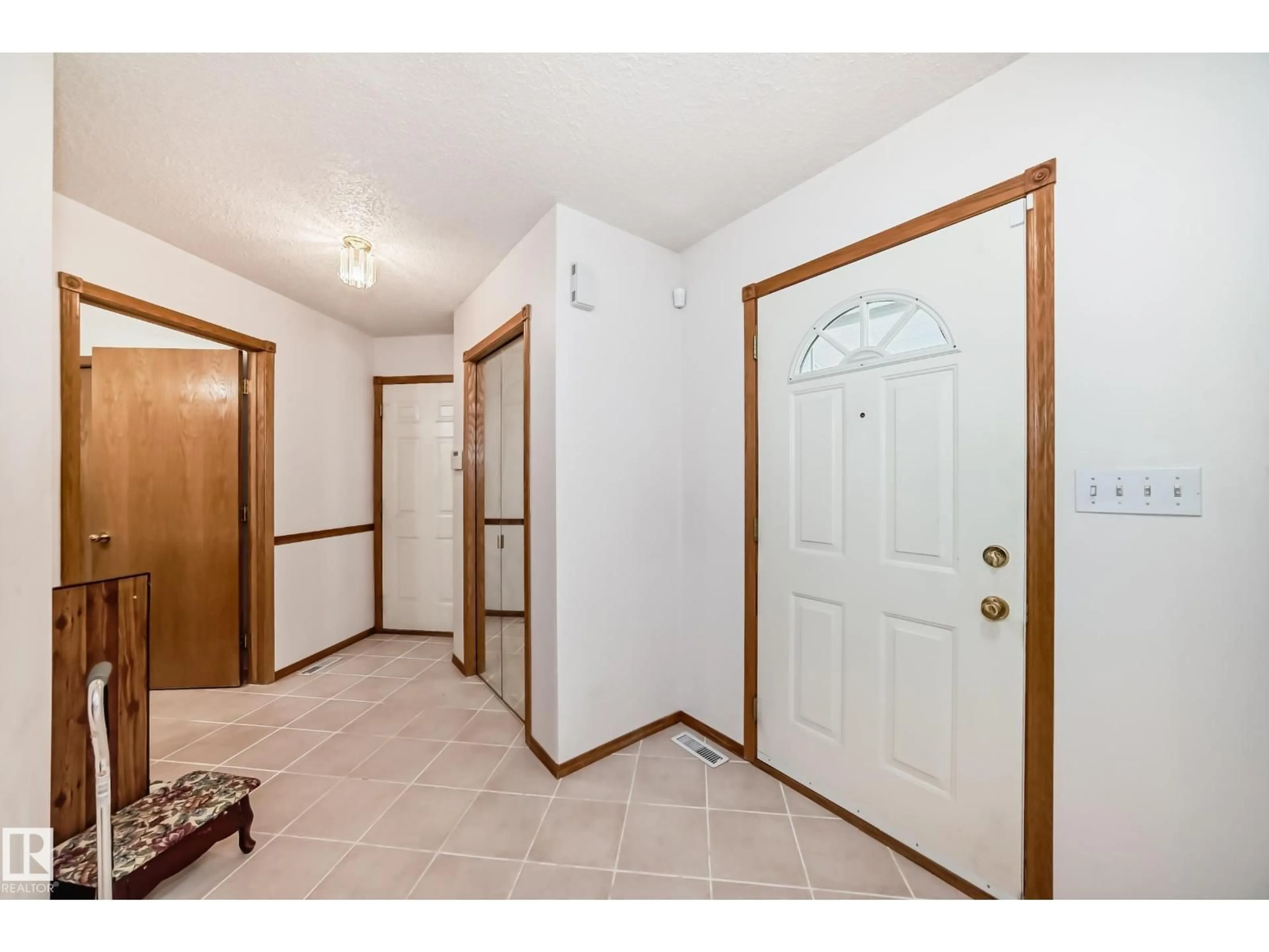 Indoor entryway for 1122 WEDGEWOOD BV, Edmonton Alberta T6M2L5