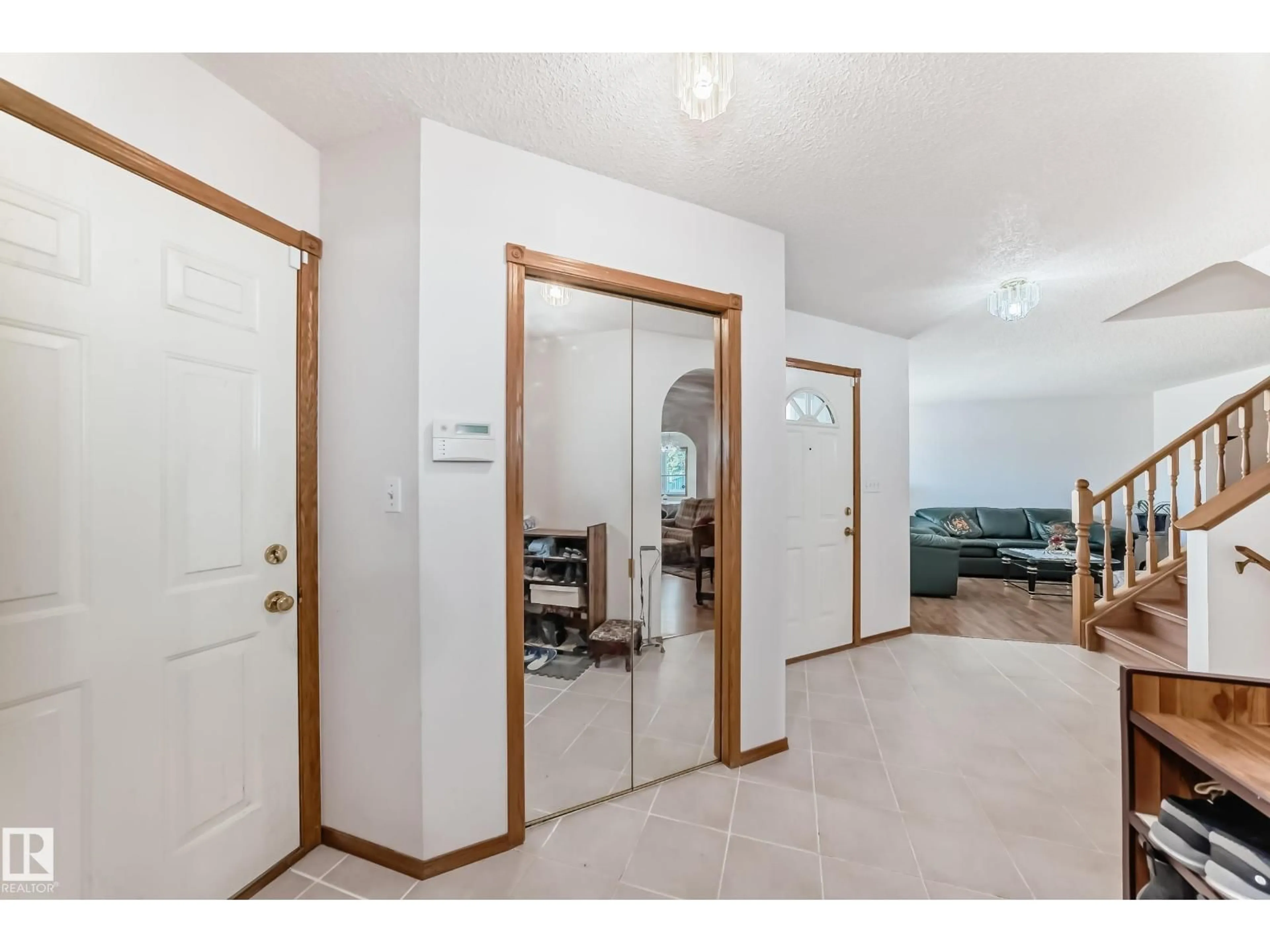 Indoor entryway for 1122 WEDGEWOOD BV, Edmonton Alberta T6M2L5