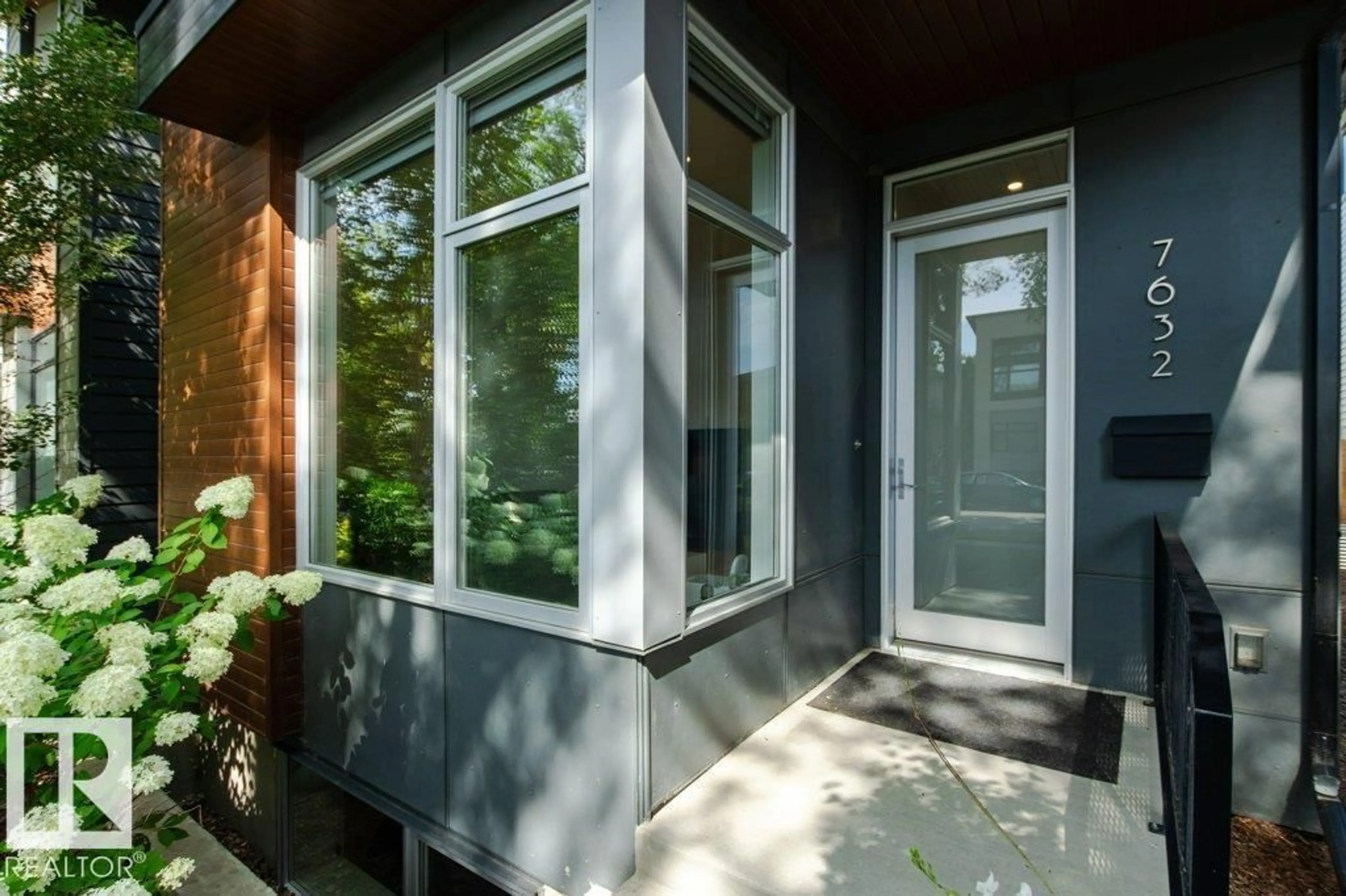 Indoor entryway for 7632 92 AV, Edmonton Alberta T6C1R4