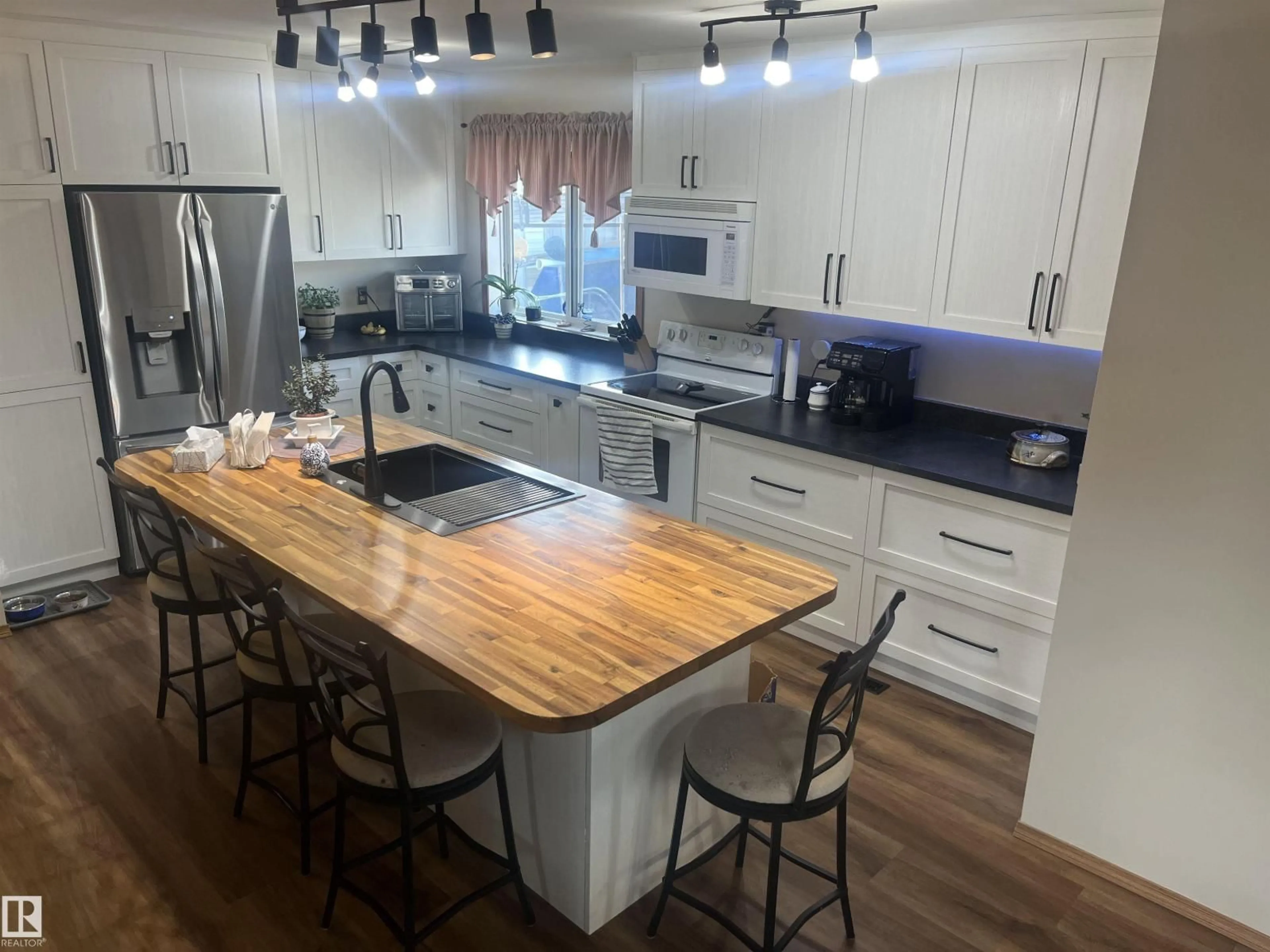 Open concept kitchen, wood/laminate floor for 16050 95 AV, Edmonton Alberta T5P0A7