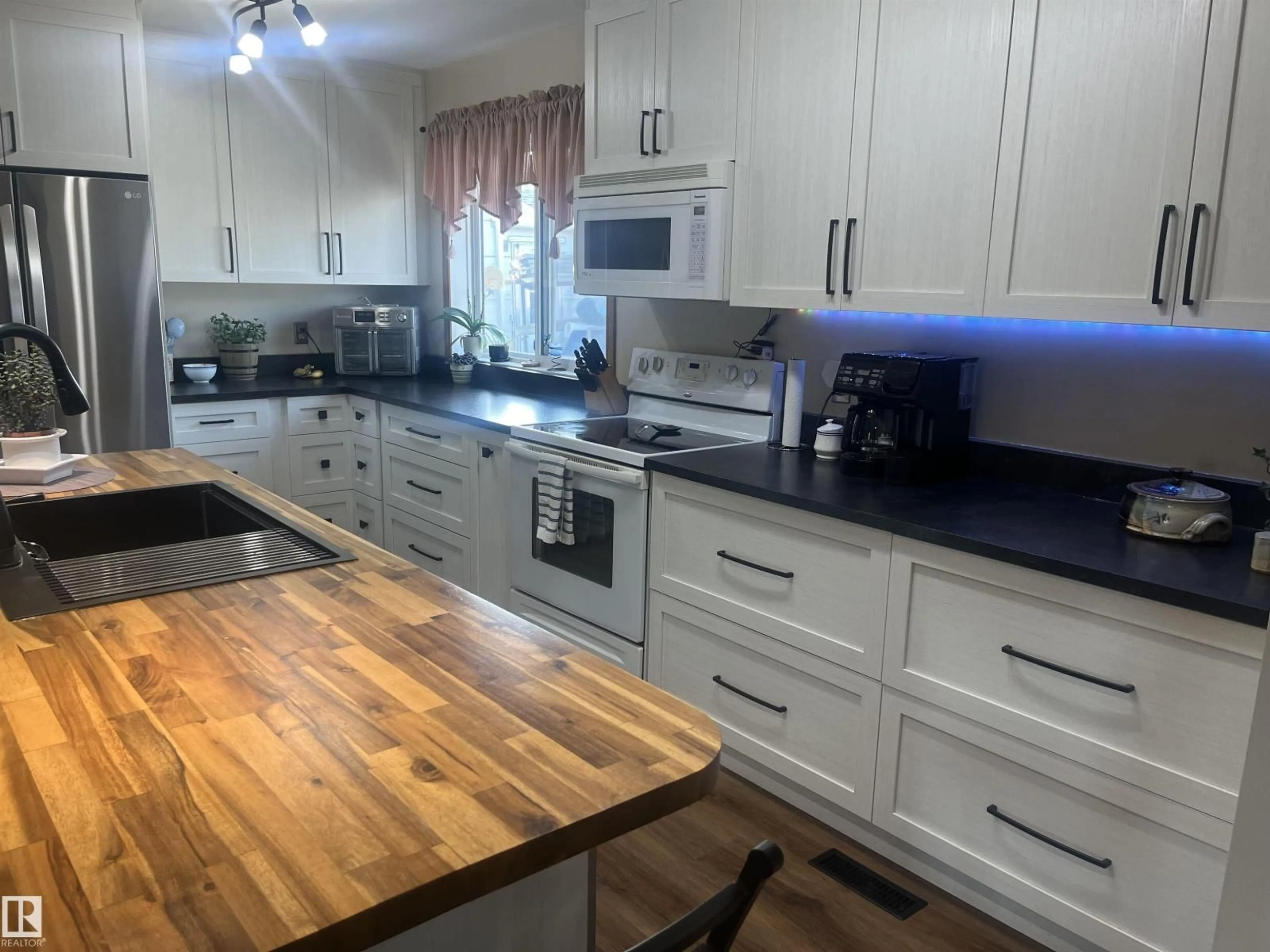 Open concept kitchen, wood/laminate floor for 16050 95 AV, Edmonton Alberta T5P0A7