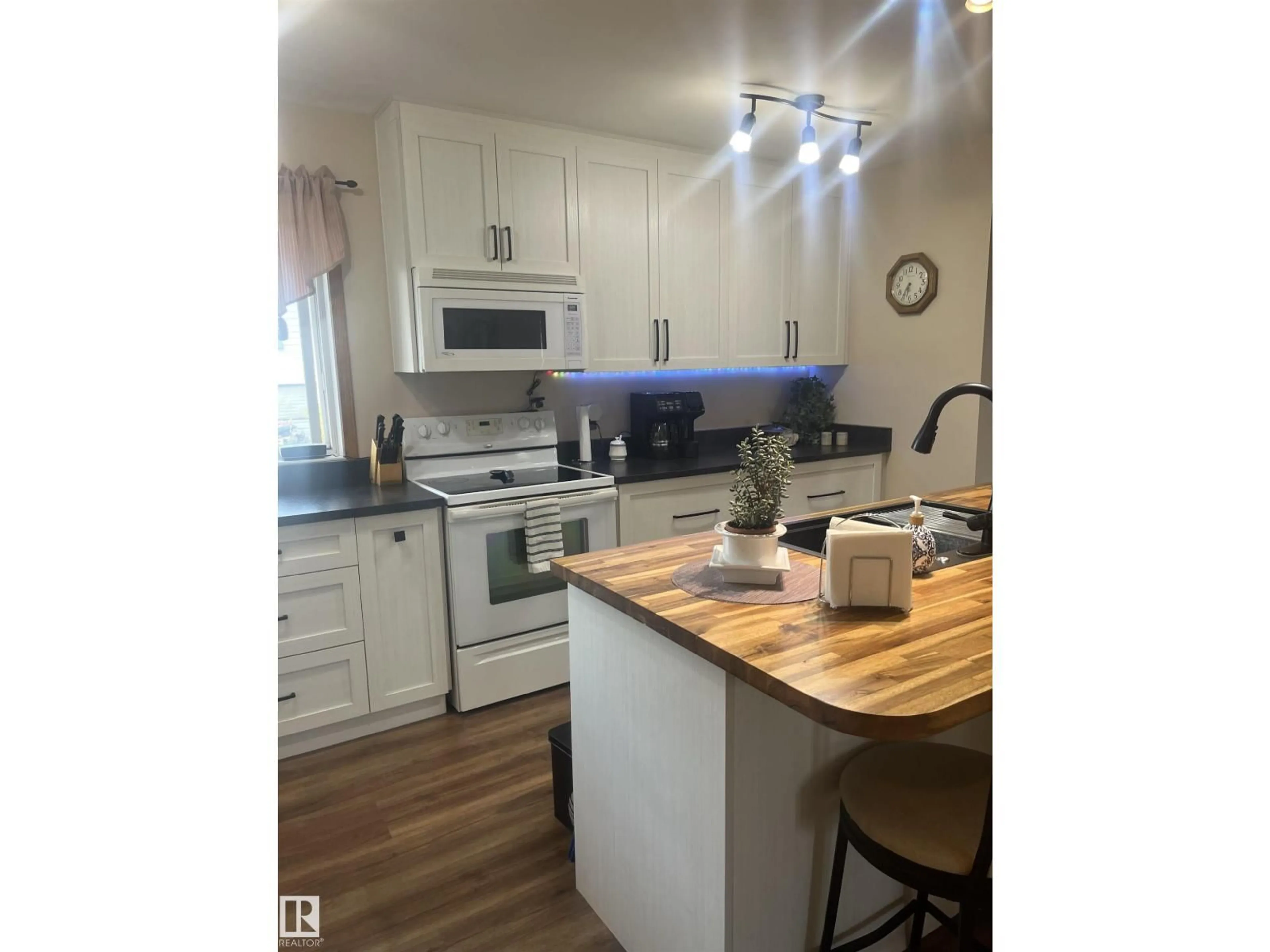 Unknown for 16050 95 AV, Edmonton Alberta T5P0A7