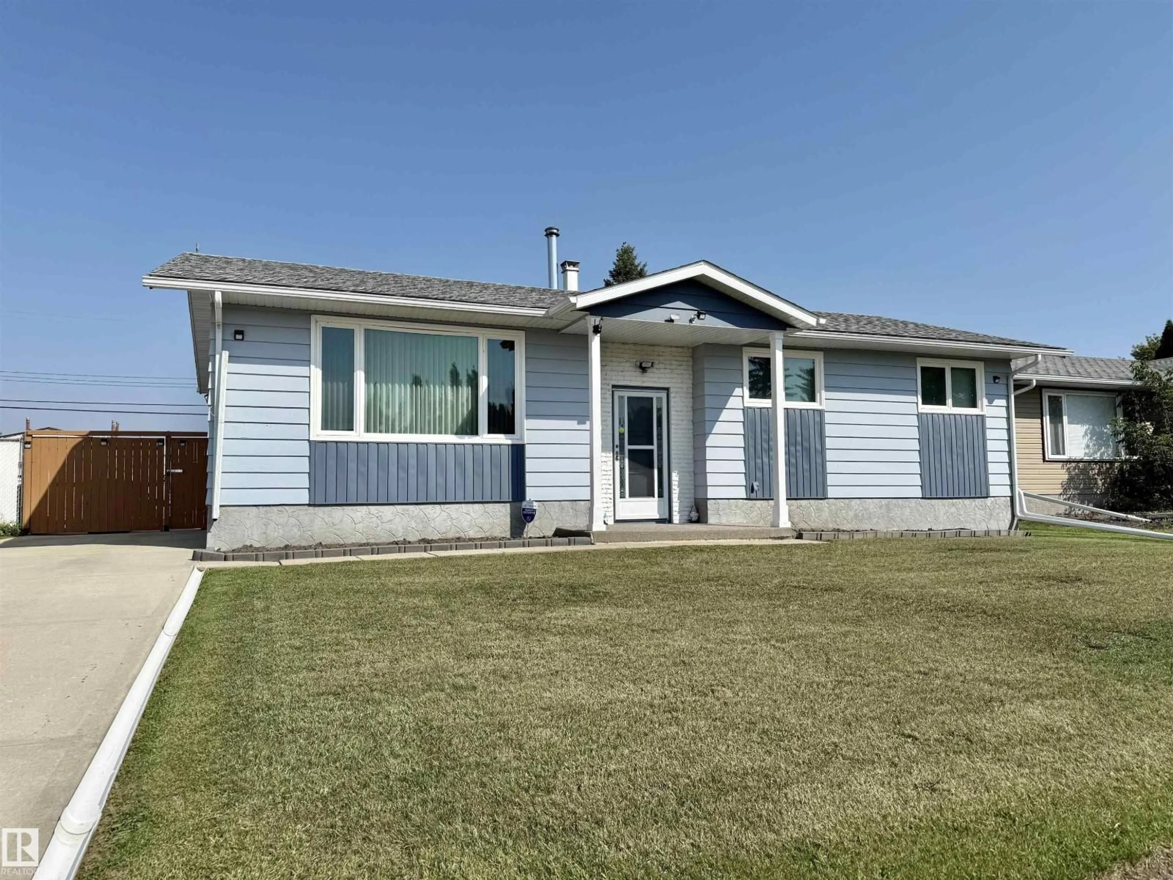 Home with vinyl exterior material, street for 4510 46 AV, St. Paul Town Alberta T0A3A3
