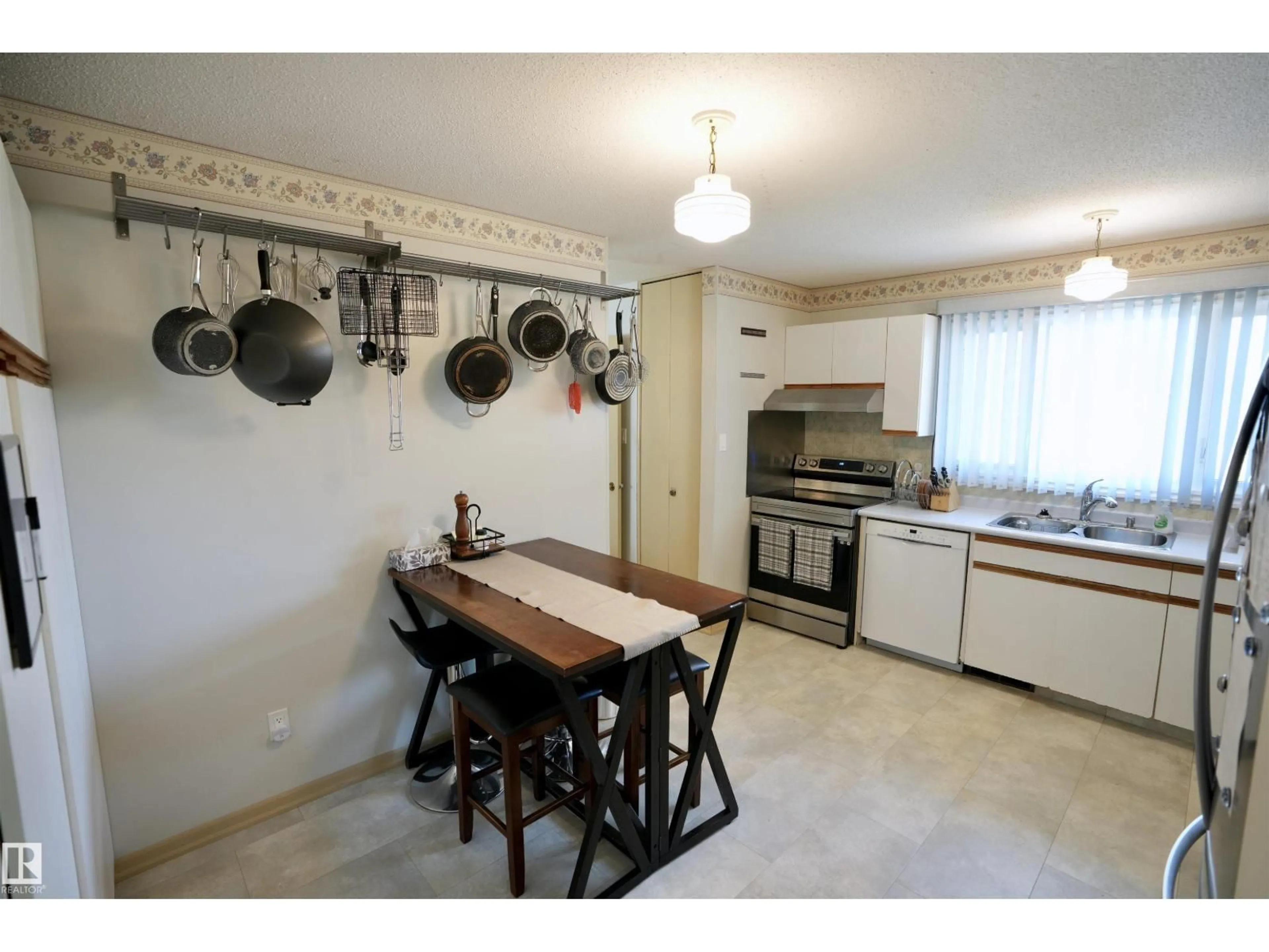 Standard kitchen, unknown for 4510 46 AV, St. Paul Town Alberta T0A3A3