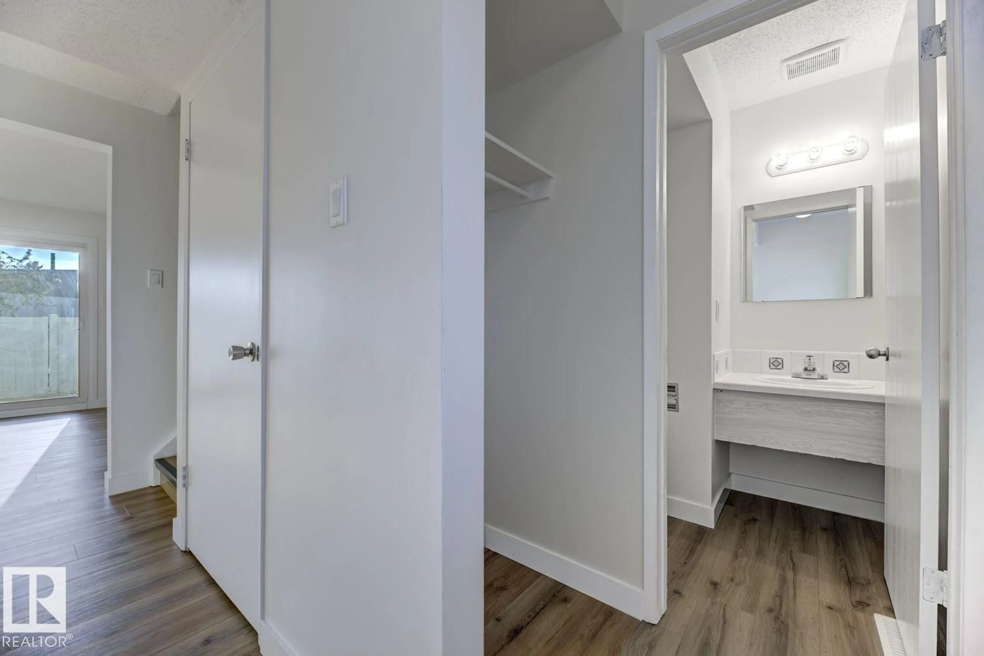 Indoor entryway for 11514 139 AV, Edmonton Alberta T5X3L4