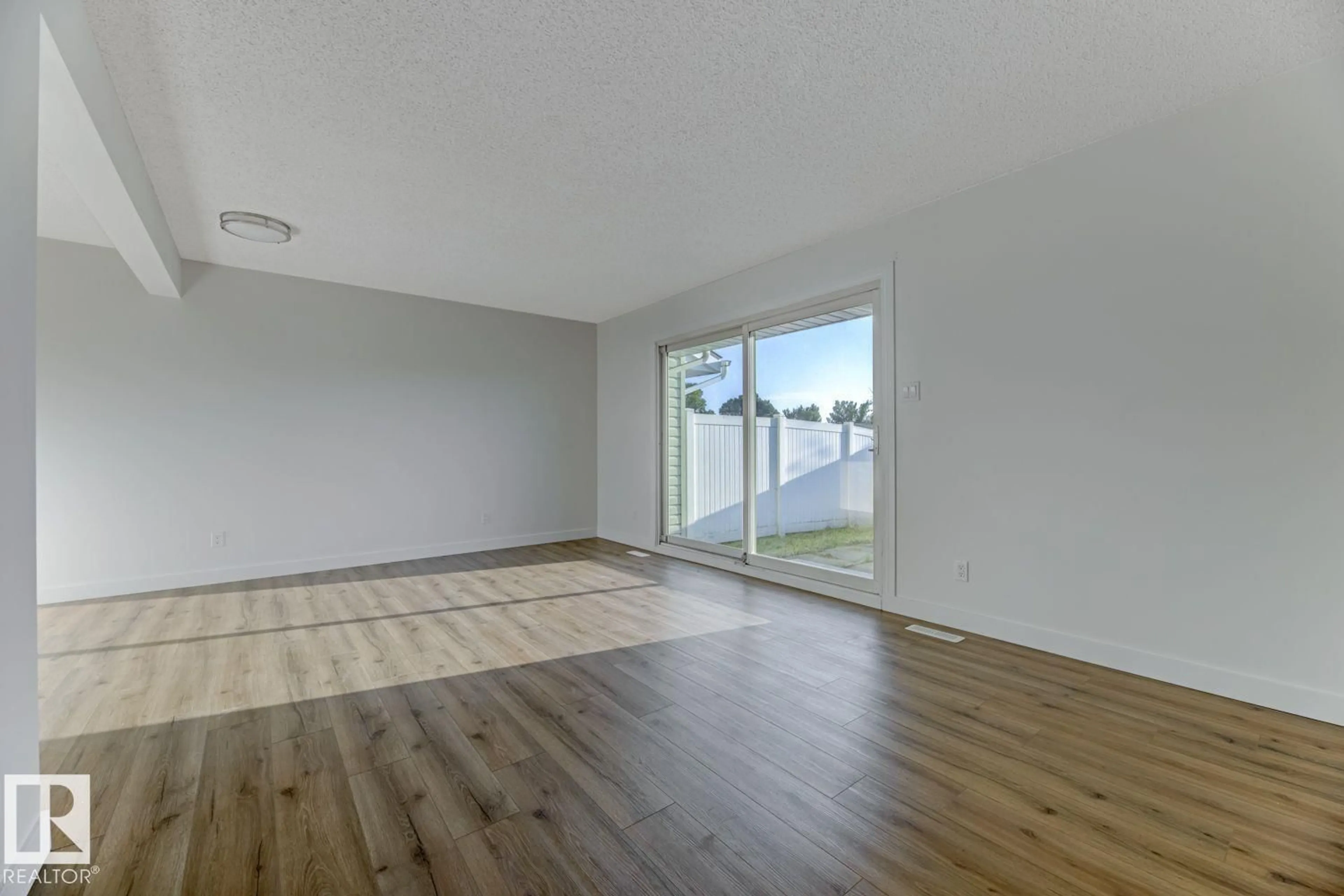 A pic of a room for 11514 139 AV, Edmonton Alberta T5X3L4