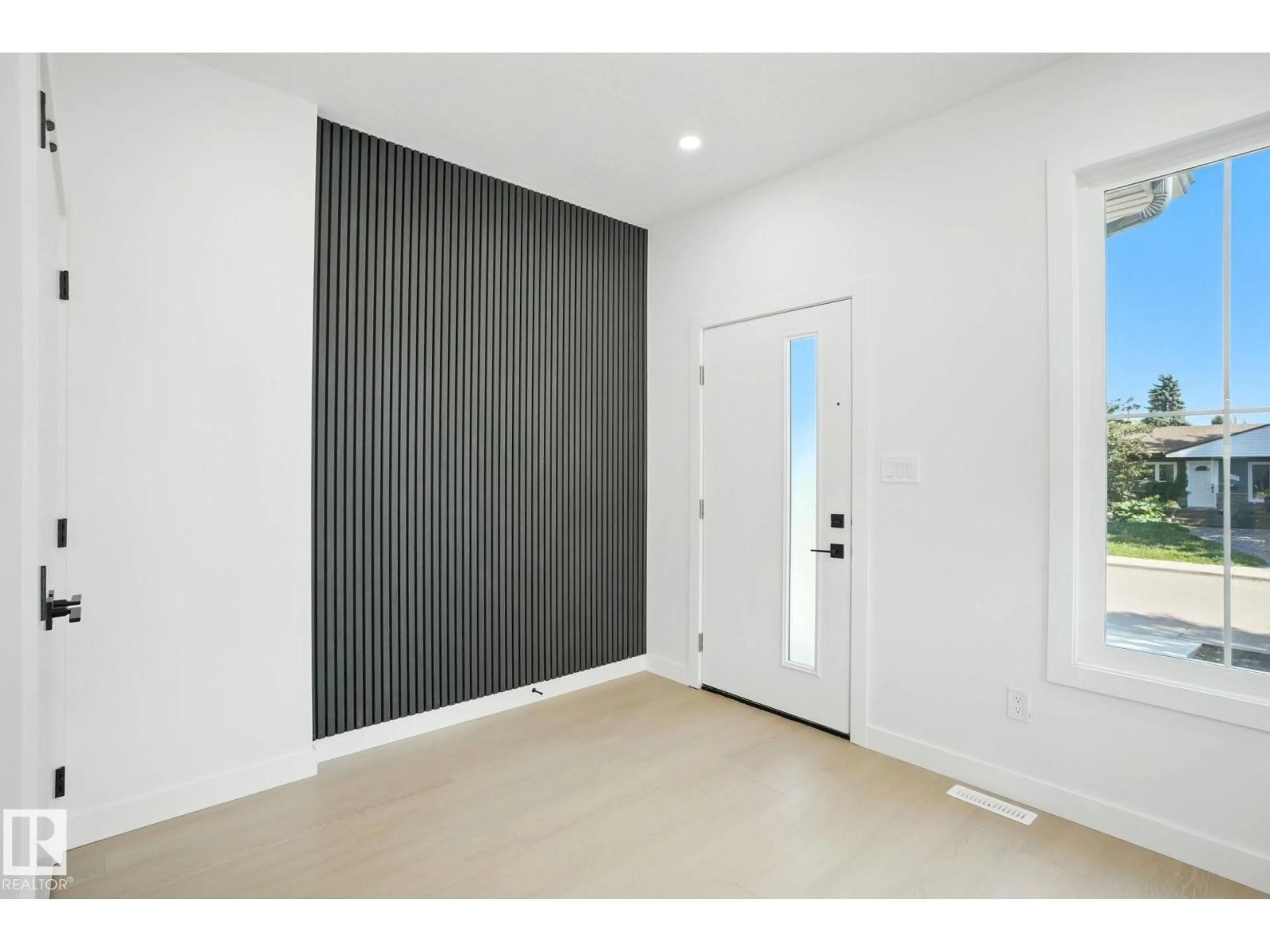 Indoor entryway for 9606 86 STREET NW, Edmonton Alberta T6C3E9