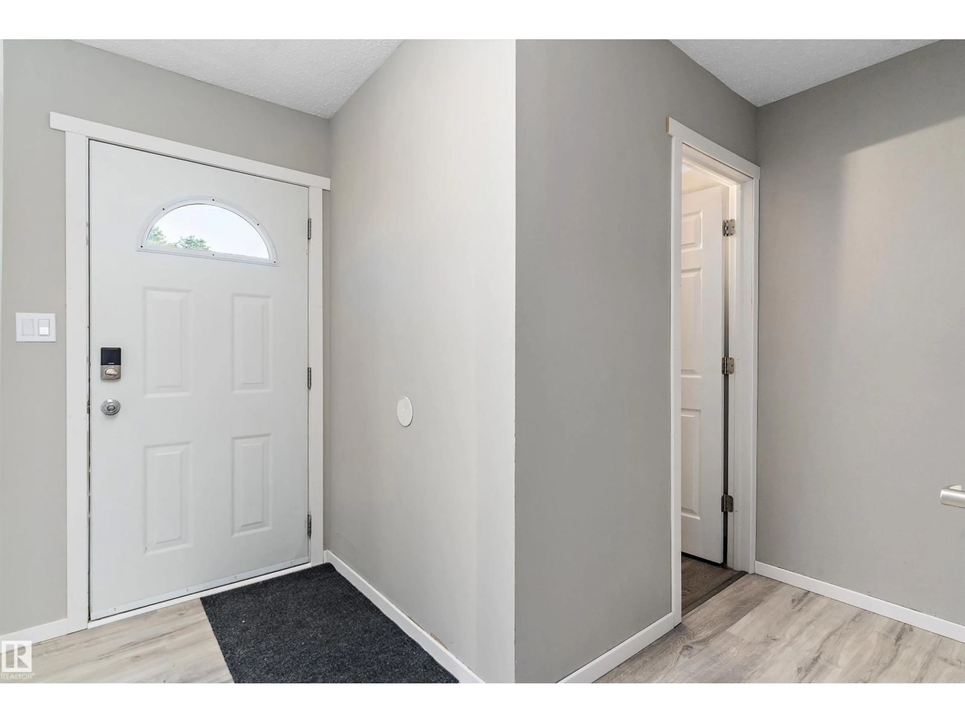 Indoor entryway for 467 DUNLUCE RD, Edmonton Alberta T5X4Y5